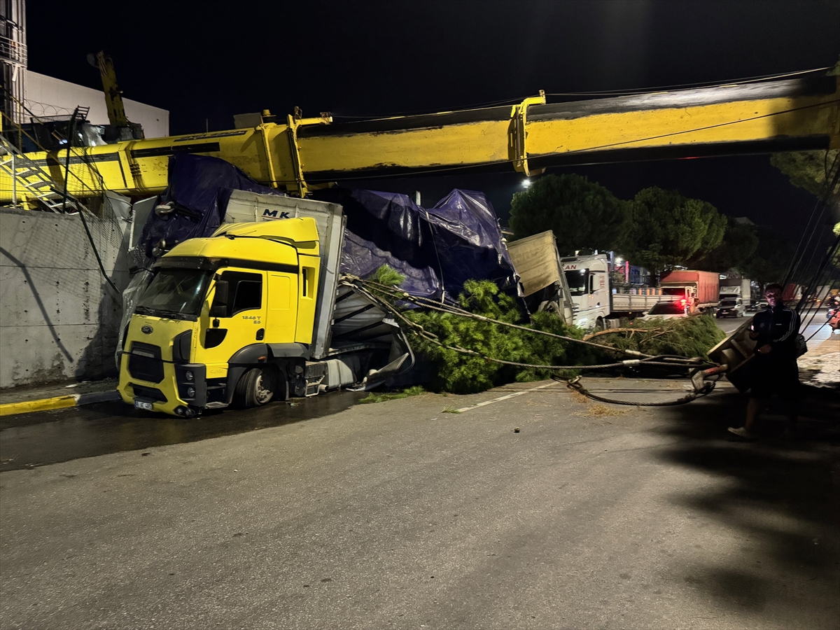 Manisa'da devrilen vincin operatörü yaralandı
