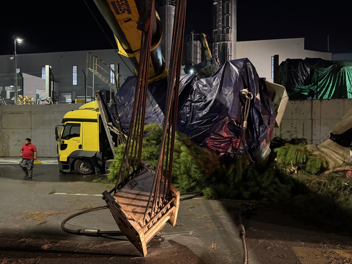 Manisa'da devrilen vincin operatörü yaralandı