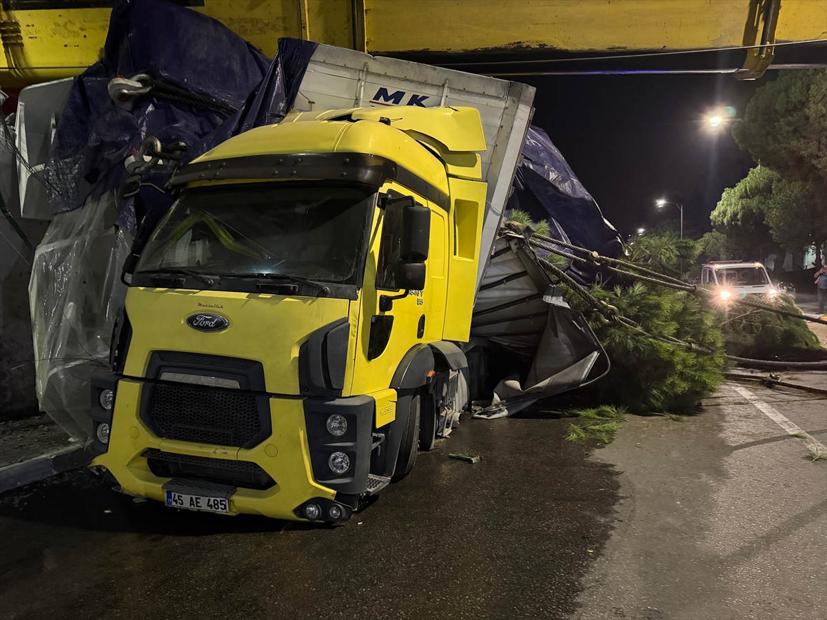 Manisa'da devrilen vincin operatörü yaralandı