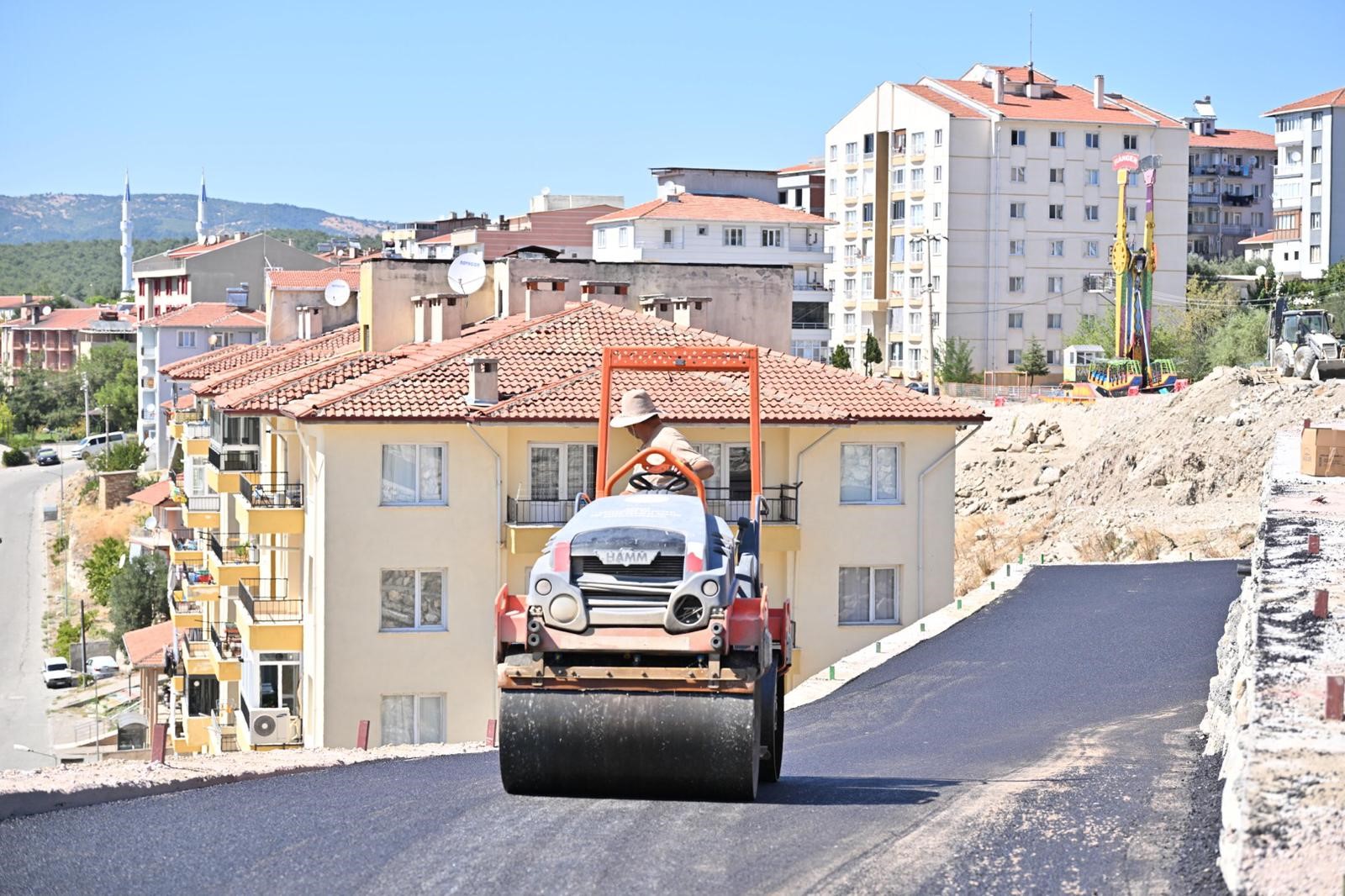 Büyükşehir’den Gördes’e 4 Bin Metrekarelik Modern Pazar Yeri Asfaltı