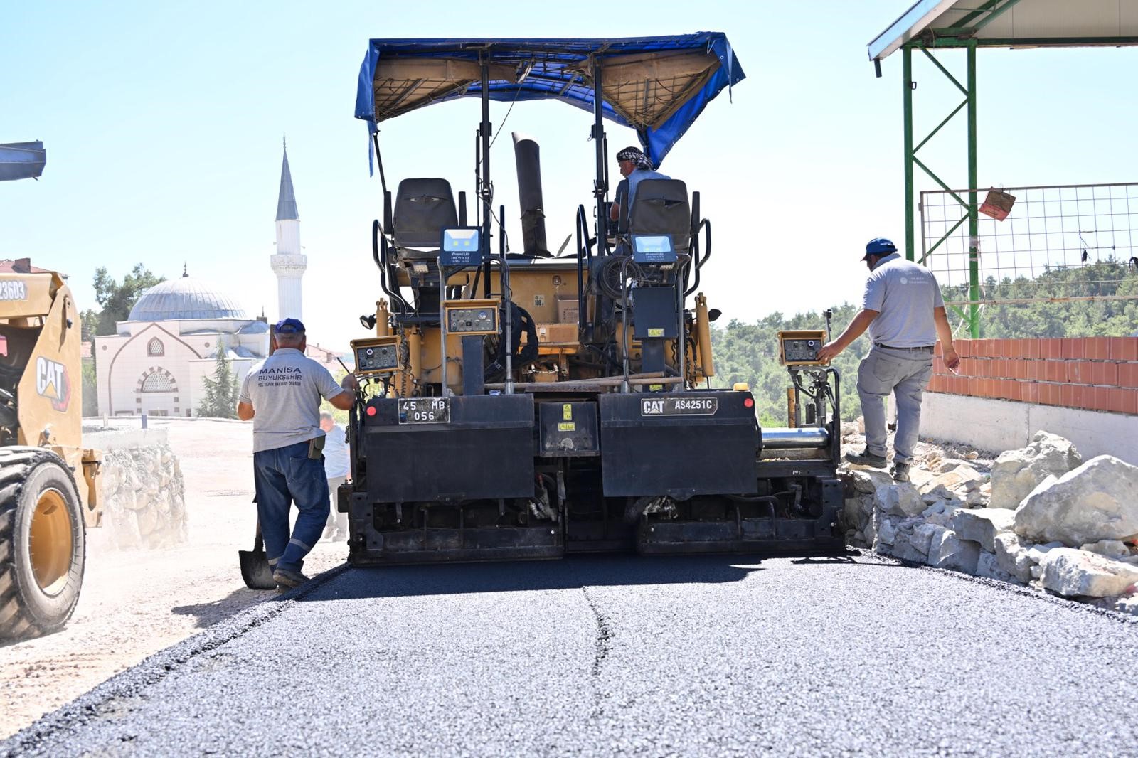 Büyükşehir’den Gördes’e 4 Bin Metrekarelik Modern Pazar Yeri Asfaltı