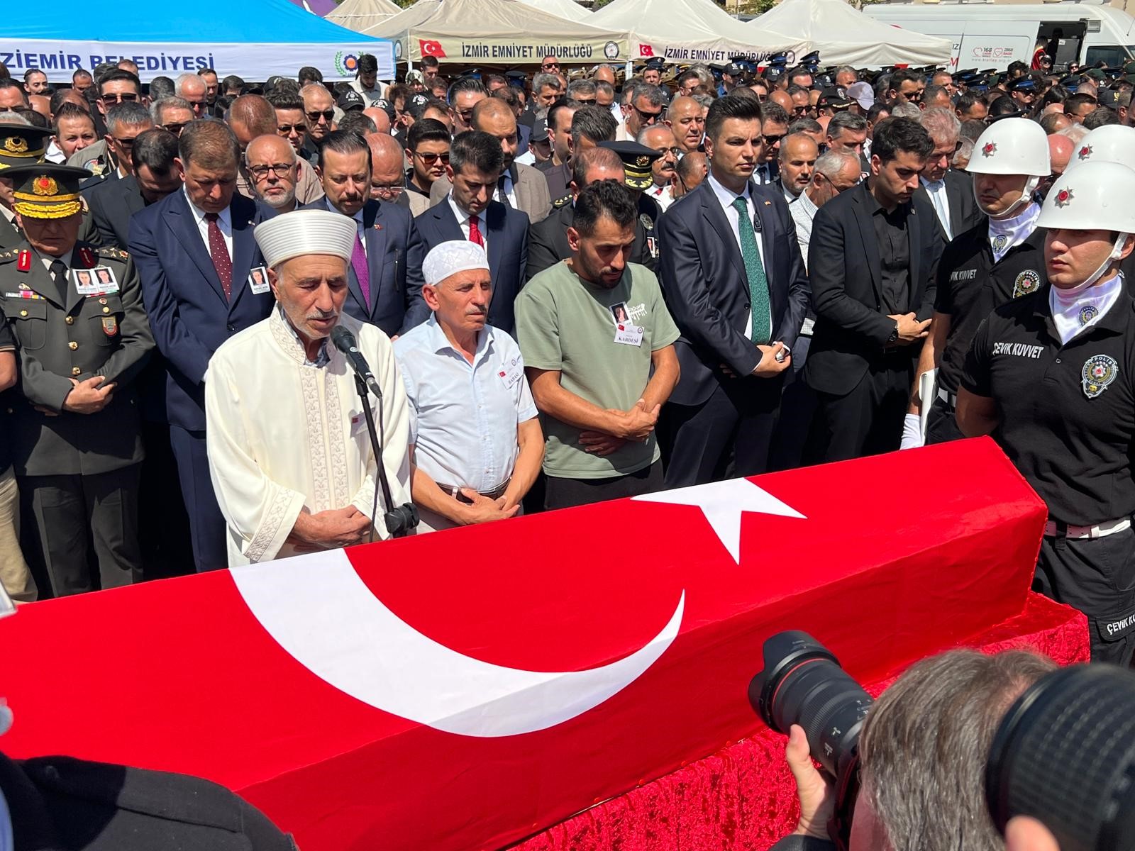 İzmir'de şehit düşen polisler son yolculuğuna uğurlandı