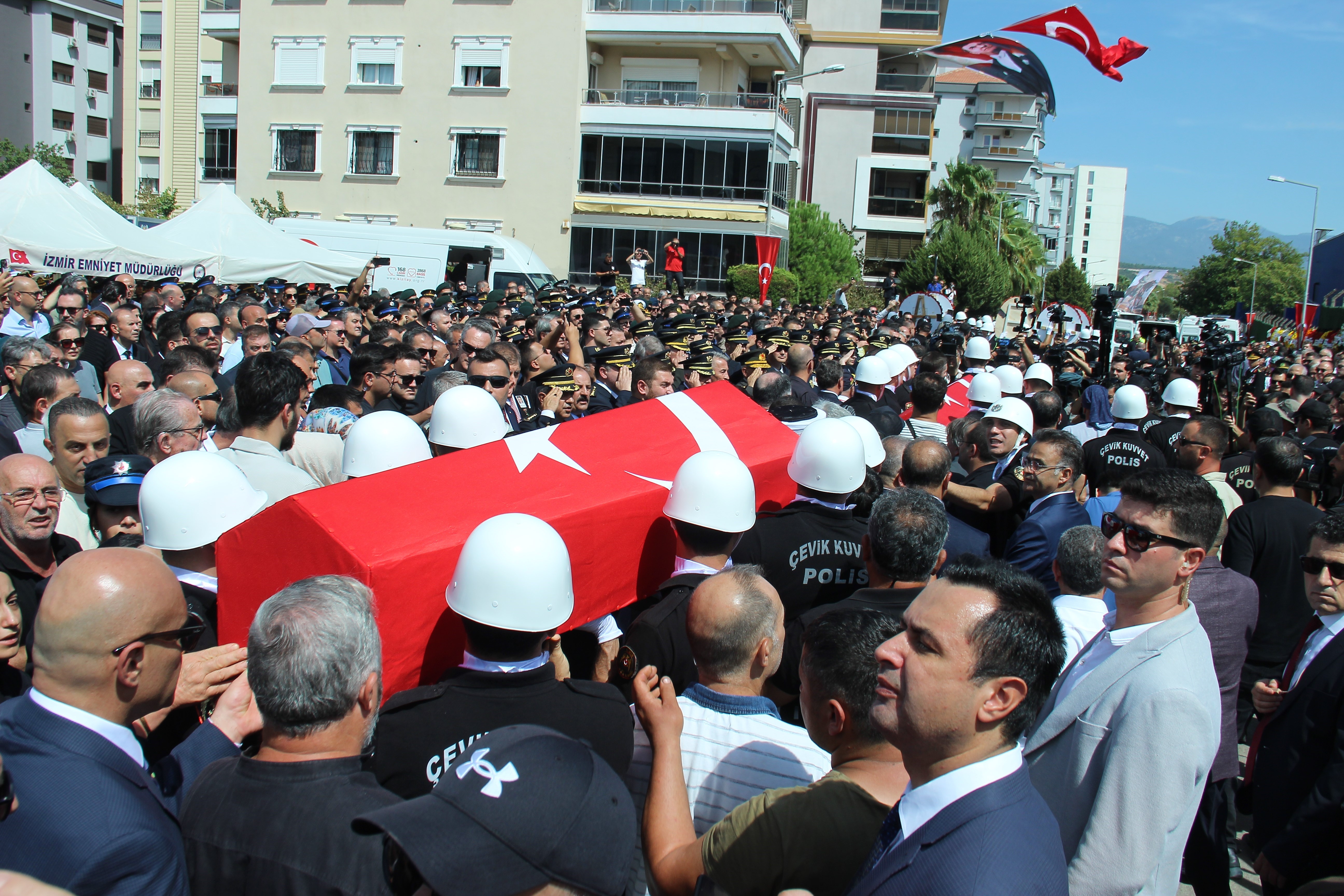 İzmir'de şehit düşen polisler son yolculuğuna uğurlandı