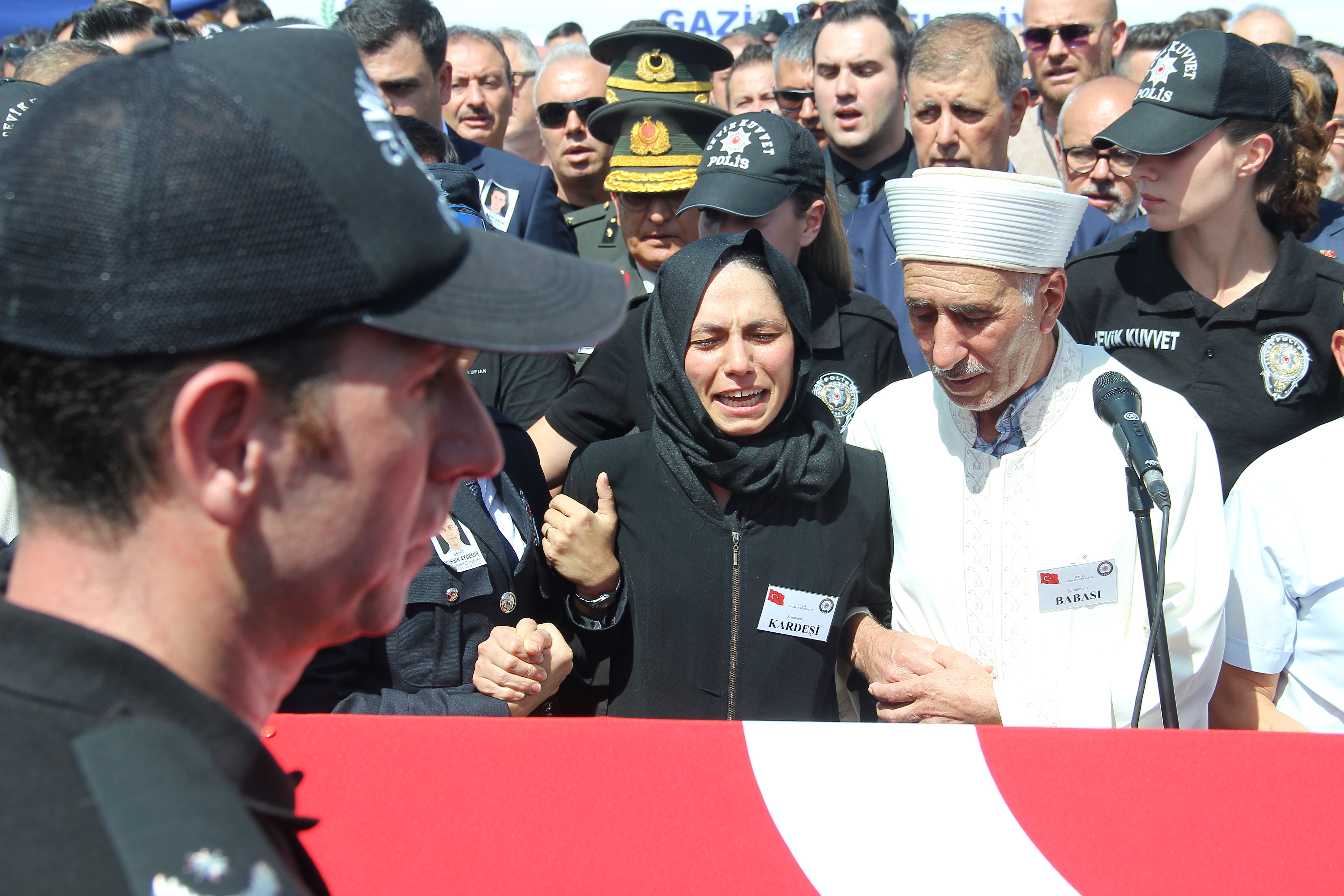 İzmir'de şehit düşen polisler son yolculuğuna uğurlandı