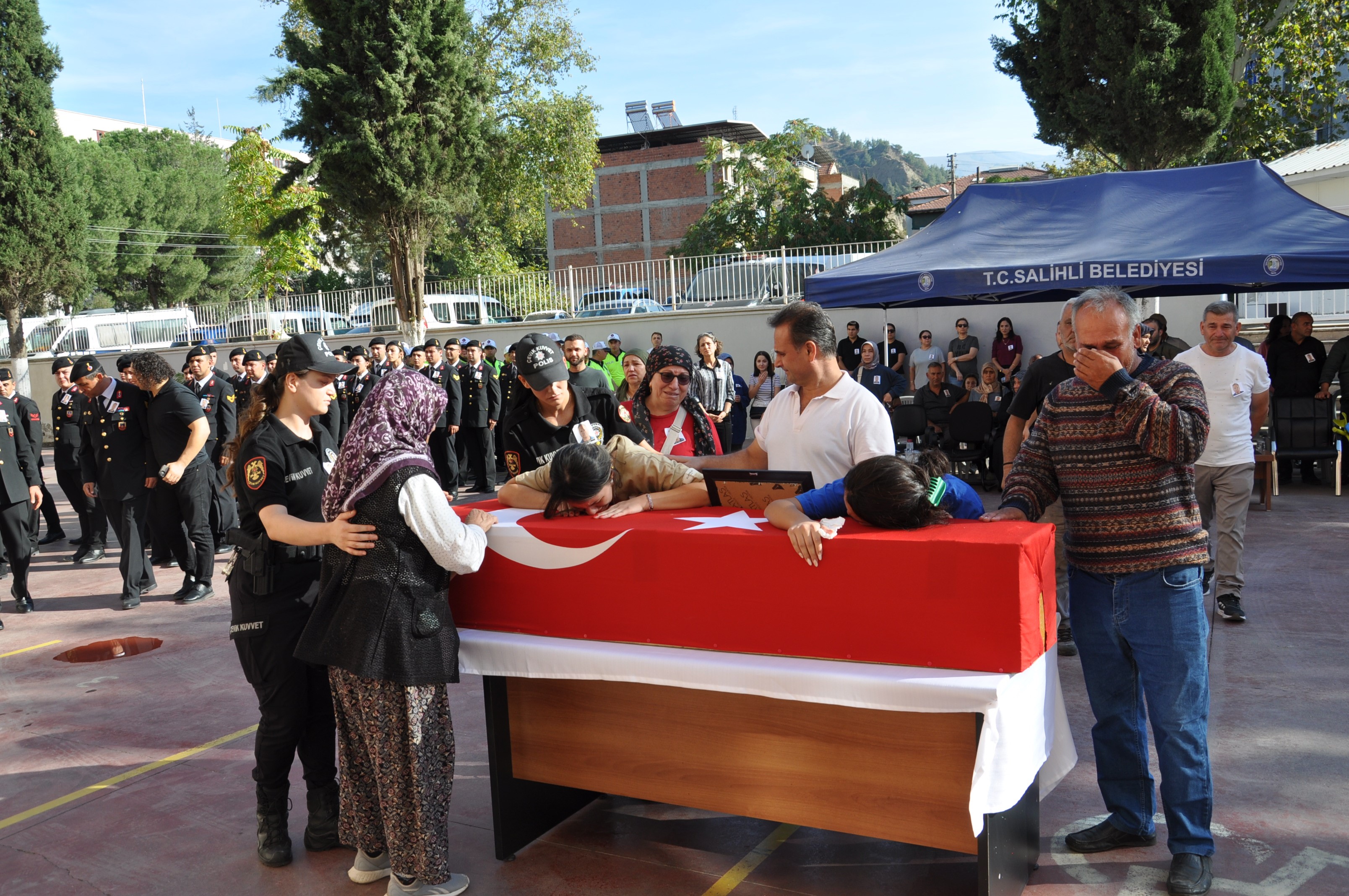 Manisa'da acı veda: Polis memuru Osman Yaman sonsuzluğa uğurlandı