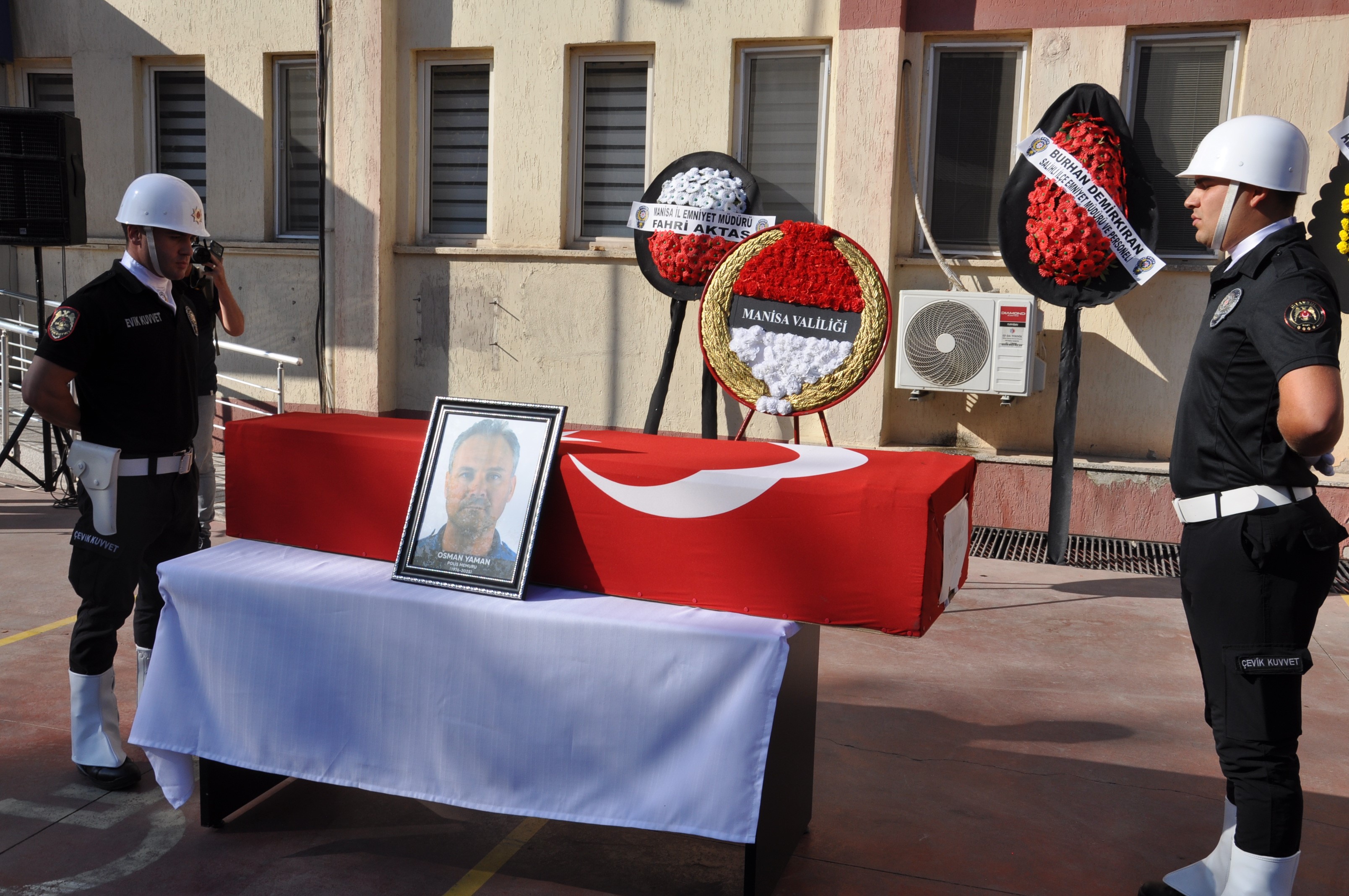 Manisa'da acı veda: Polis memuru Osman Yaman sonsuzluğa uğurlandı