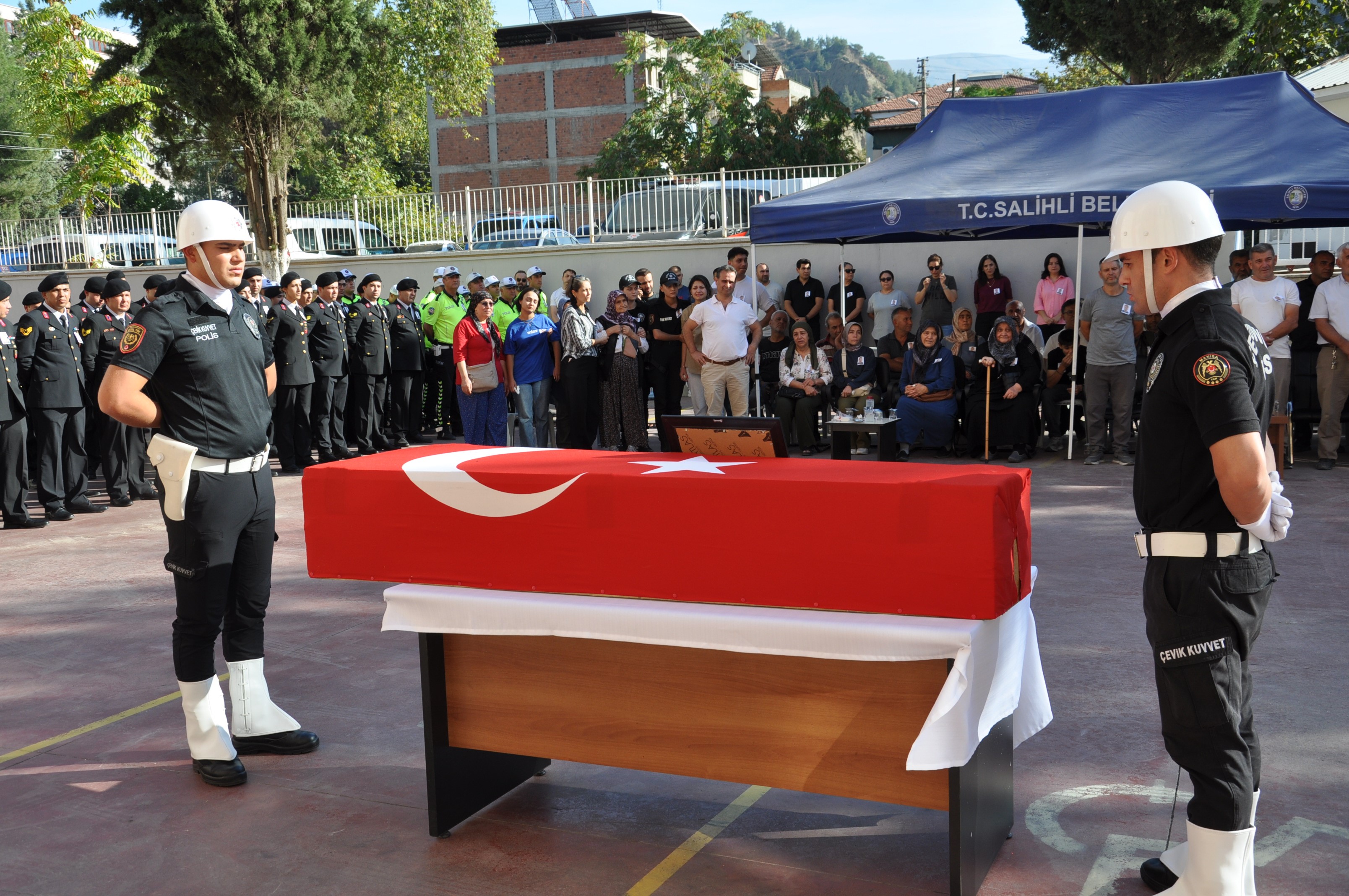 Manisa'da acı veda: Polis memuru Osman Yaman sonsuzluğa uğurlandı