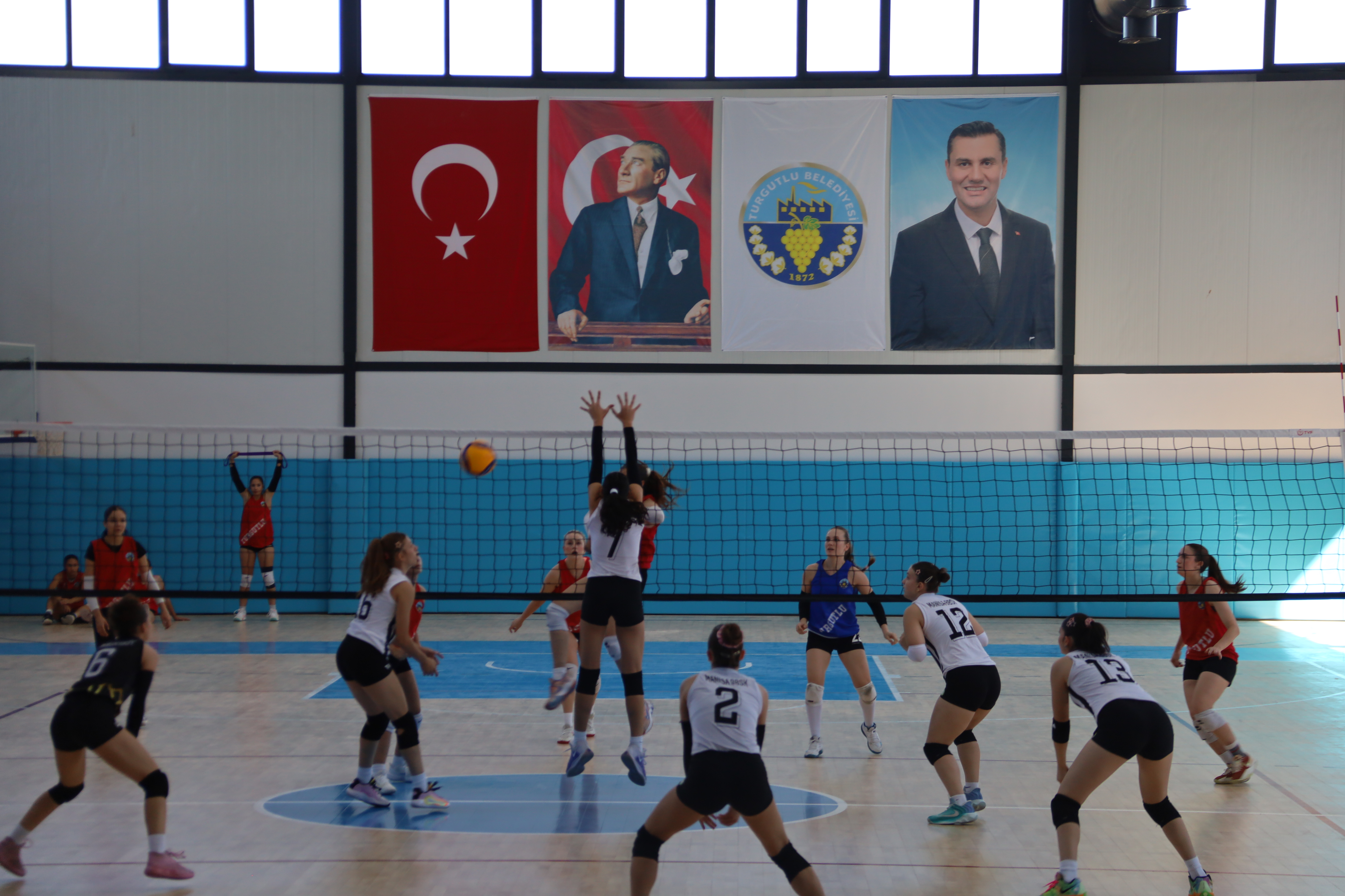 Turgutlu Mimar Ferdi Zeyrek Spor Kompleksi’nde İlk Maç Oynandı