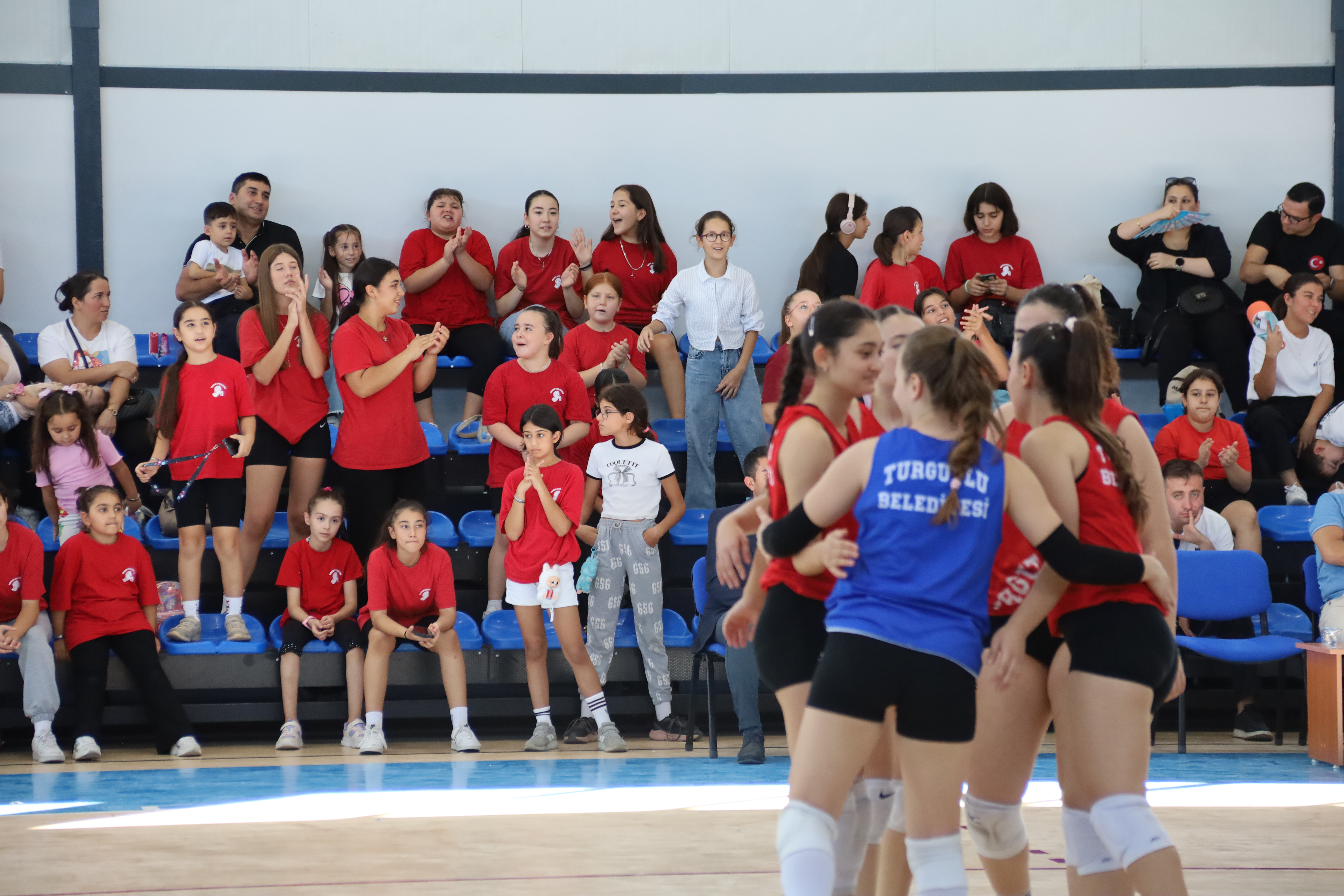 Turgutlu Mimar Ferdi Zeyrek Spor Kompleksi’nde İlk Maç Oynandı