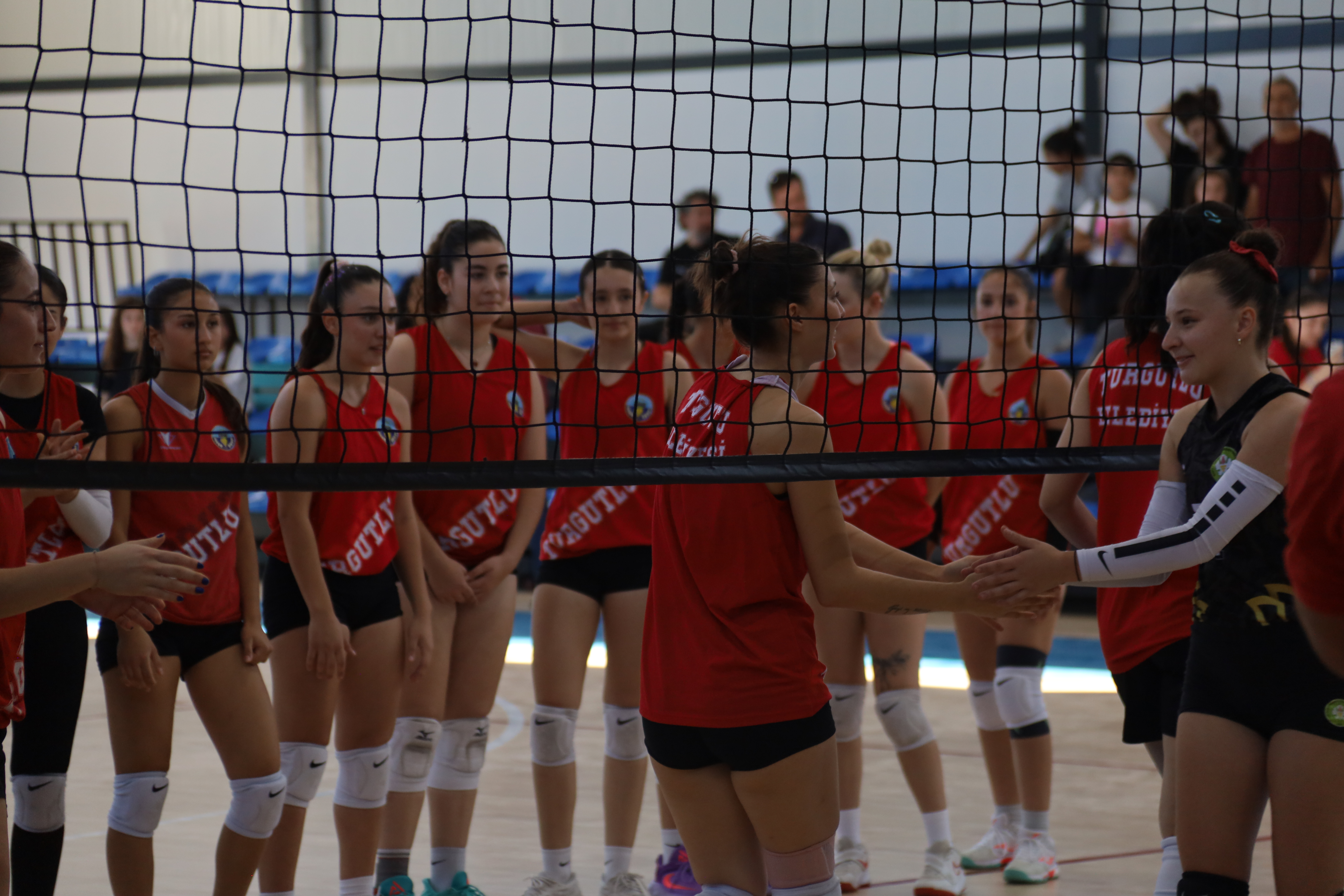 Turgutlu Mimar Ferdi Zeyrek Spor Kompleksi’nde İlk Maç Oynandı