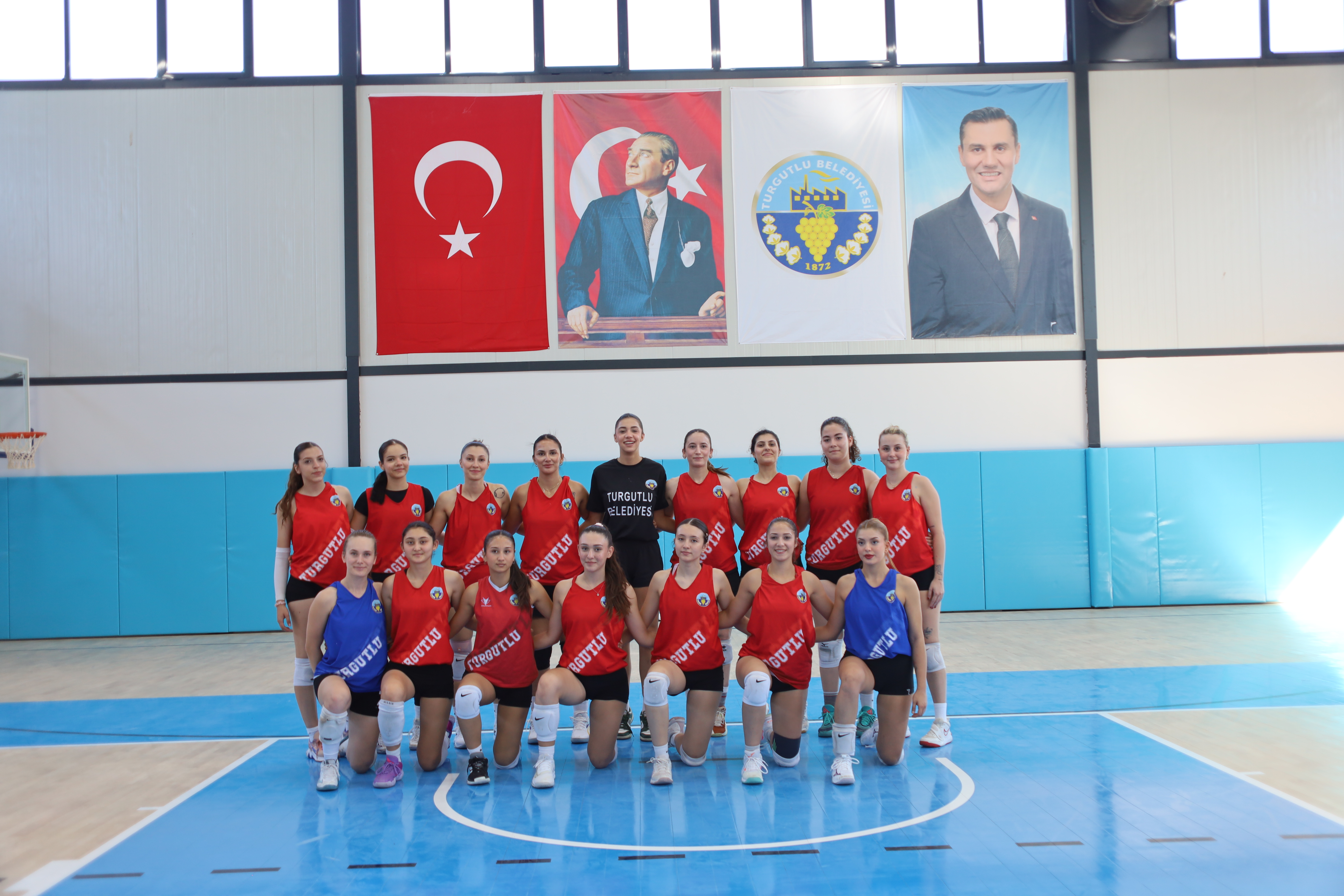 Turgutlu Mimar Ferdi Zeyrek Spor Kompleksi’nde İlk Maç Oynandı