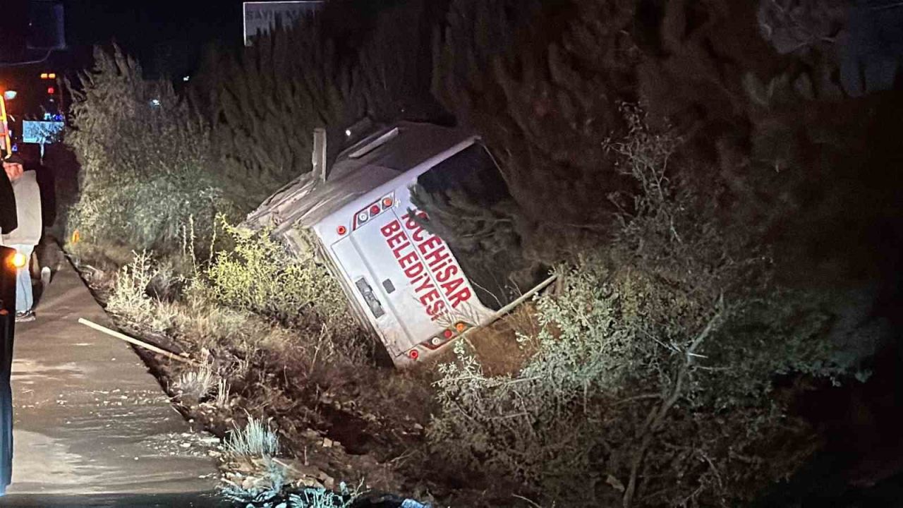 Ege'de feci kaza midibüs devrildi: 12 yaralı!