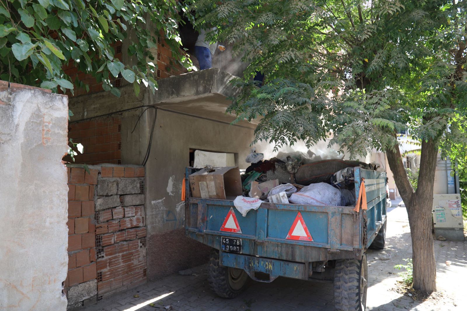 Turgutlu'da çöp evden toplam 15 traktör çöp çıkarıldı