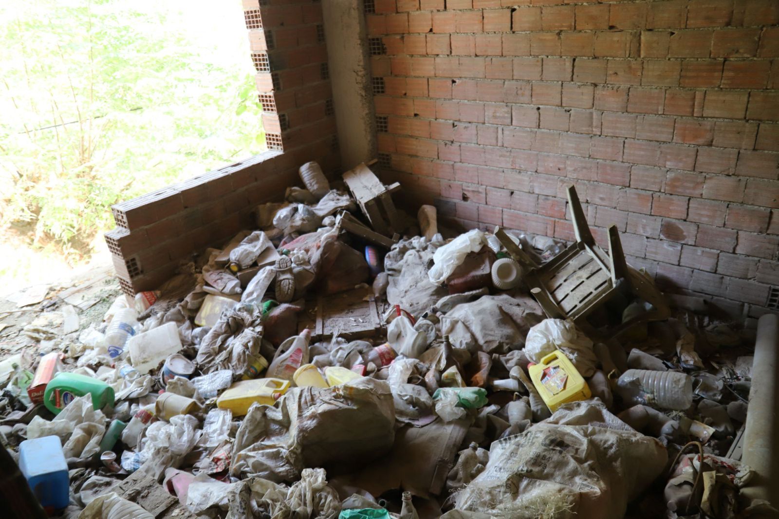 Turgutlu'da çöp evden toplam 15 traktör çöp çıkarıldı