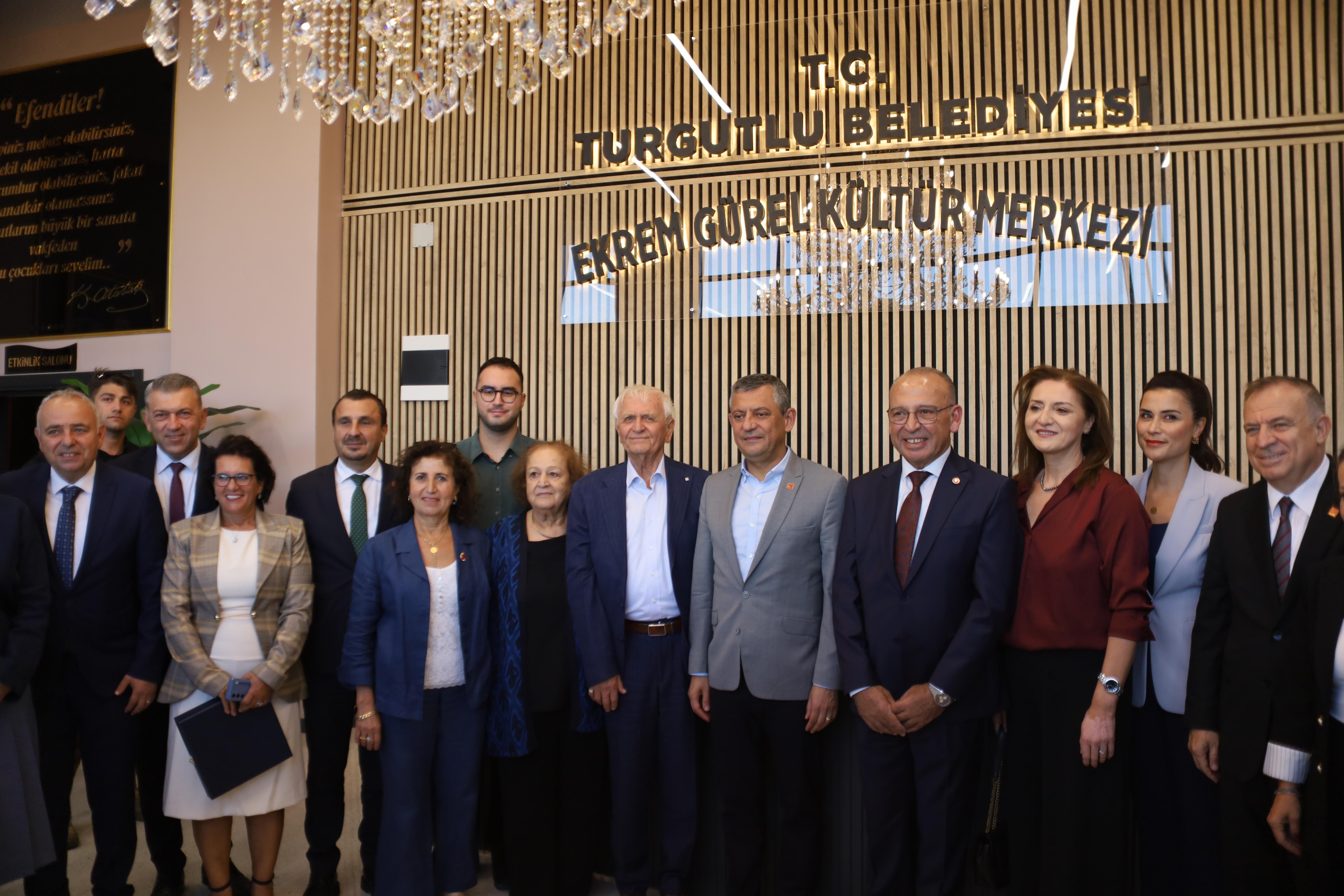 CHP Genel Başkanı Özel’den Ekrem Gürel’e plaket