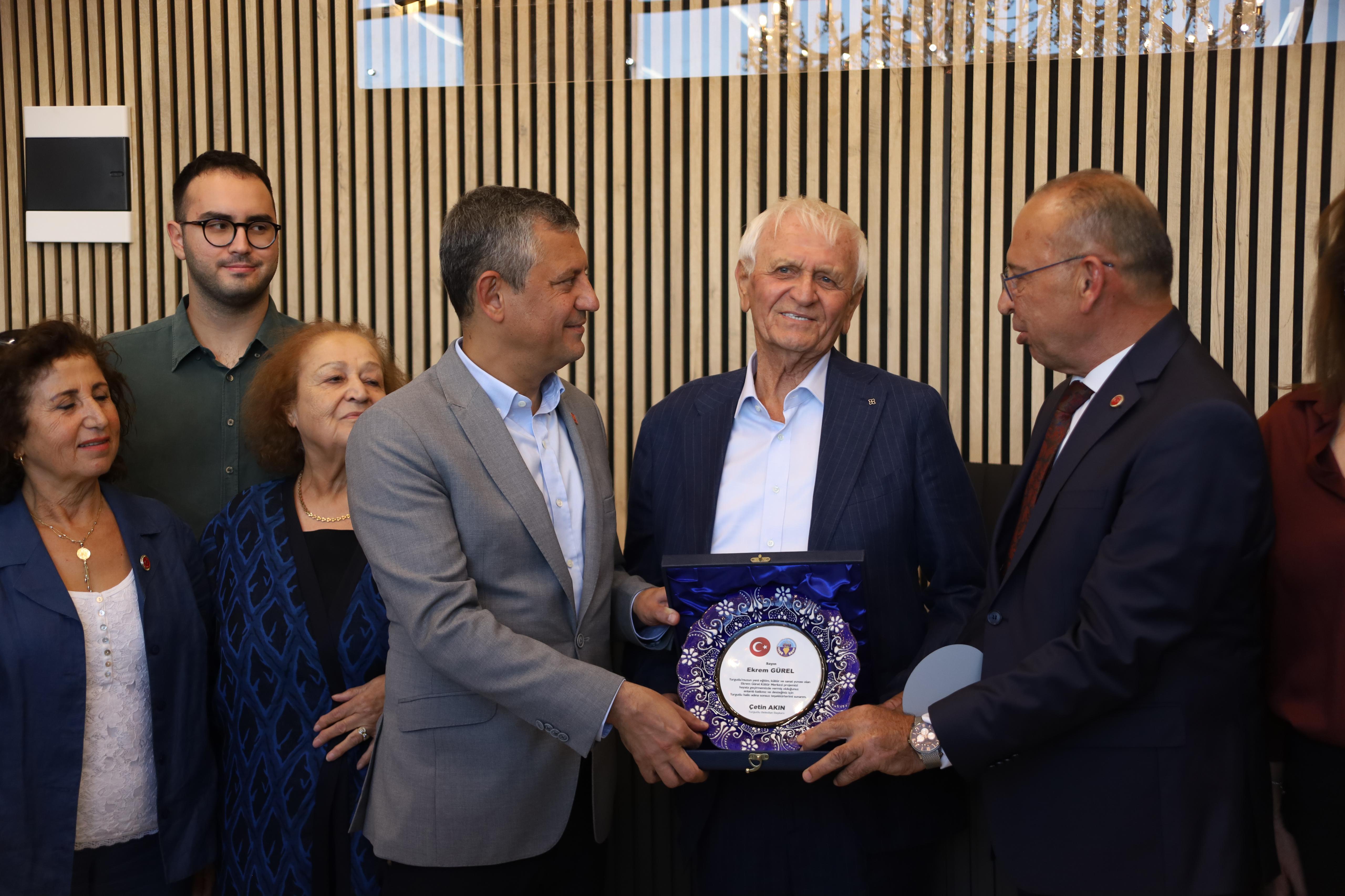 CHP Genel Başkanı Özel’den Ekrem Gürel’e plaket