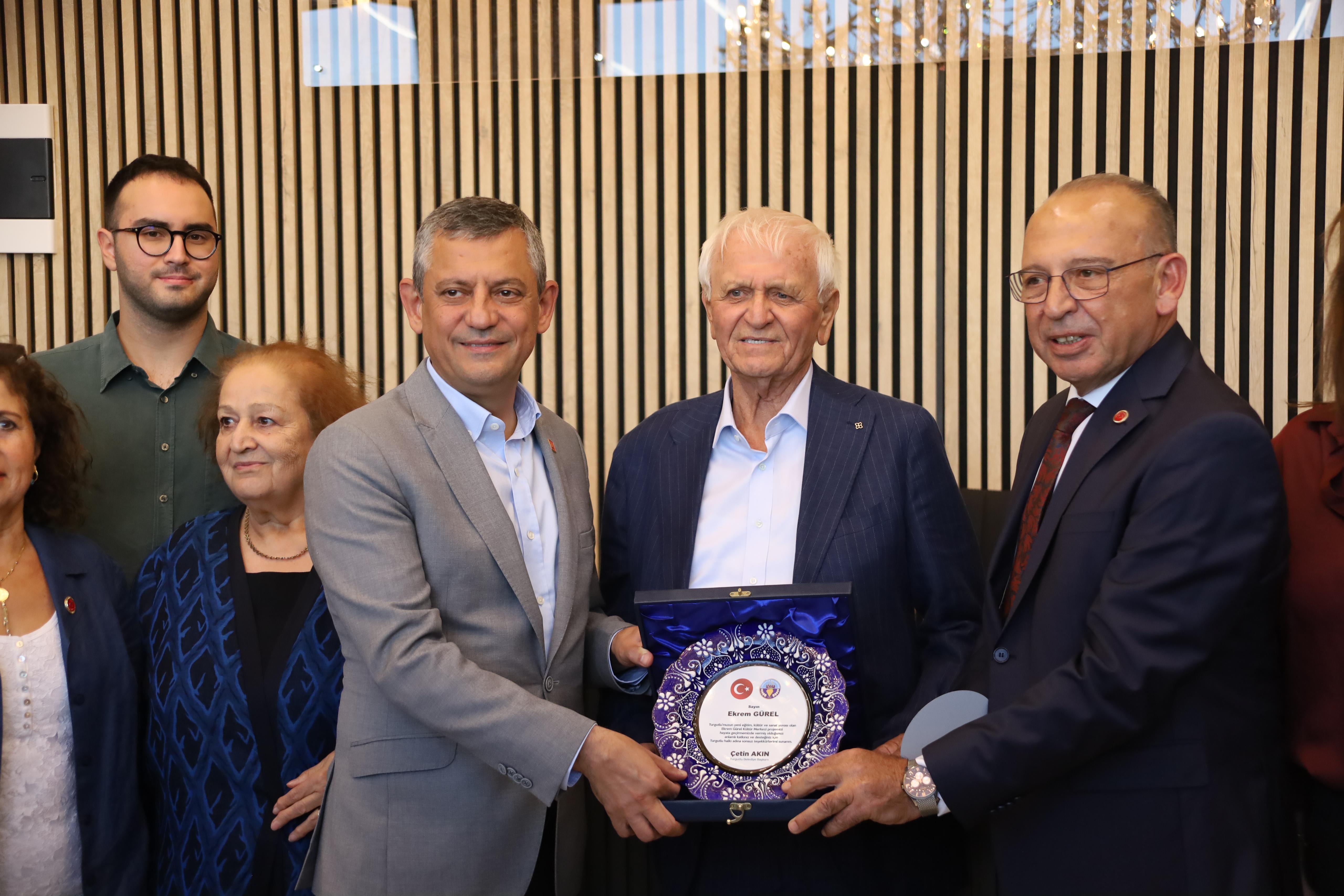 CHP Genel Başkanı Özel’den Ekrem Gürel’e plaket