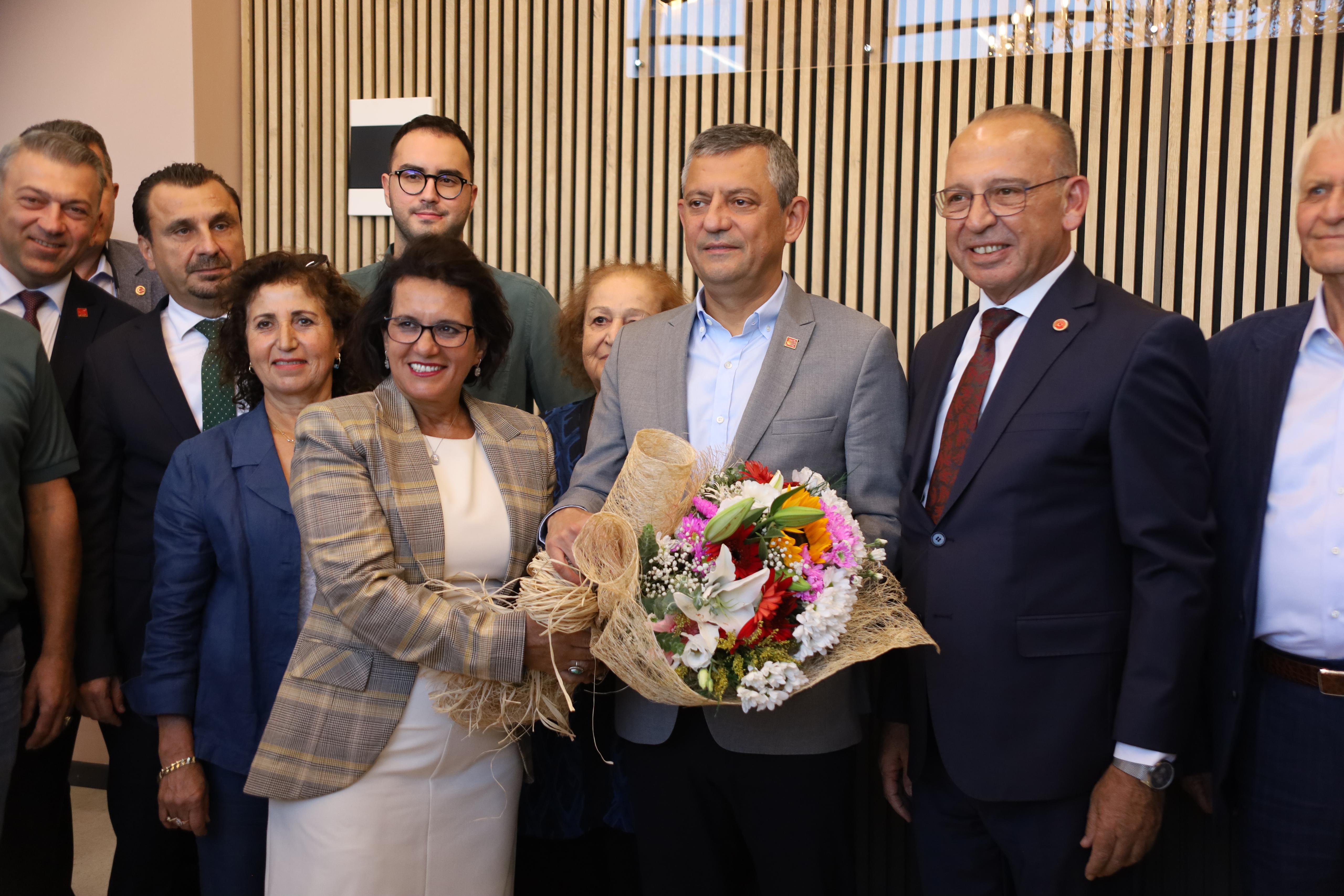 CHP Genel Başkanı Özel’den Ekrem Gürel’e plaket