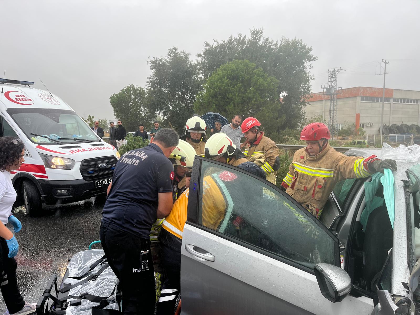 Manisa'da zincirleme trafik kazası: 1 ölü, 2 yaralı
