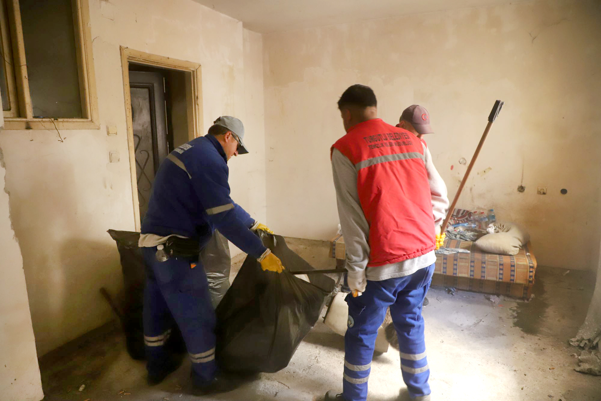 Kokudan durulmuyordu: Turgutlu'da çöp ev temizlendi!