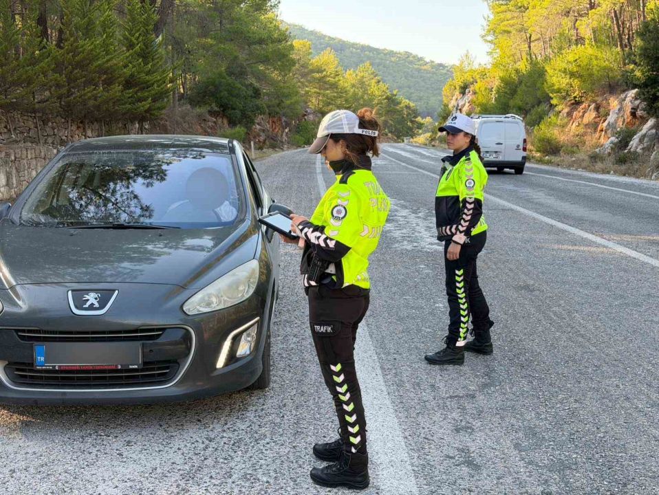 Çeşme-İzmir eski yolunun trafik güvenliği kadın polis memurlarına emanet