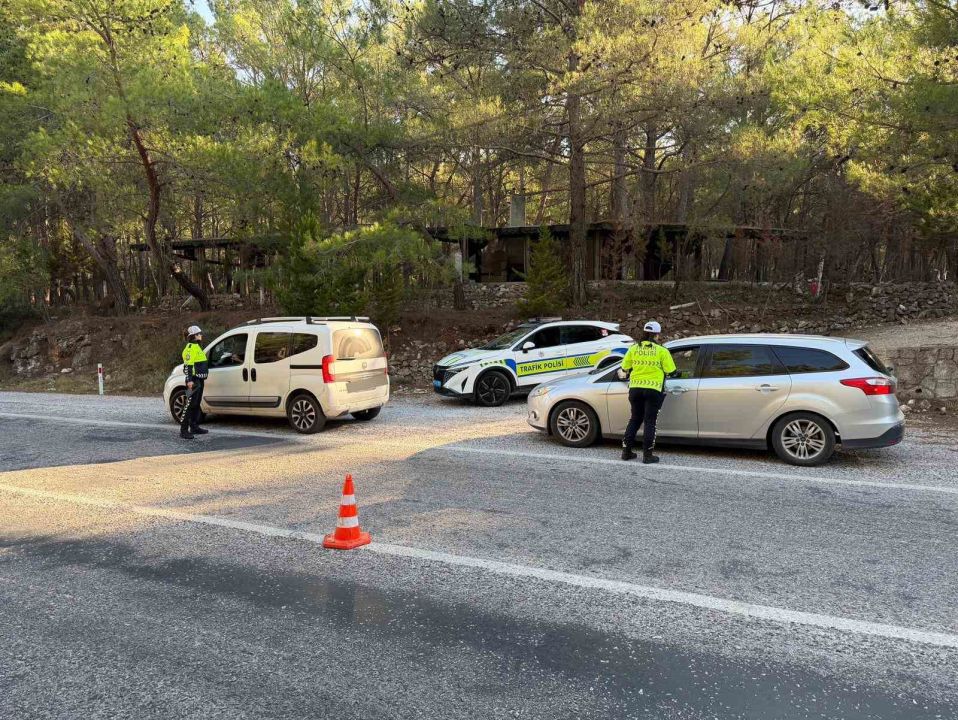 Çeşme-İzmir eski yolunun trafik güvenliği kadın polis memurlarına emanet