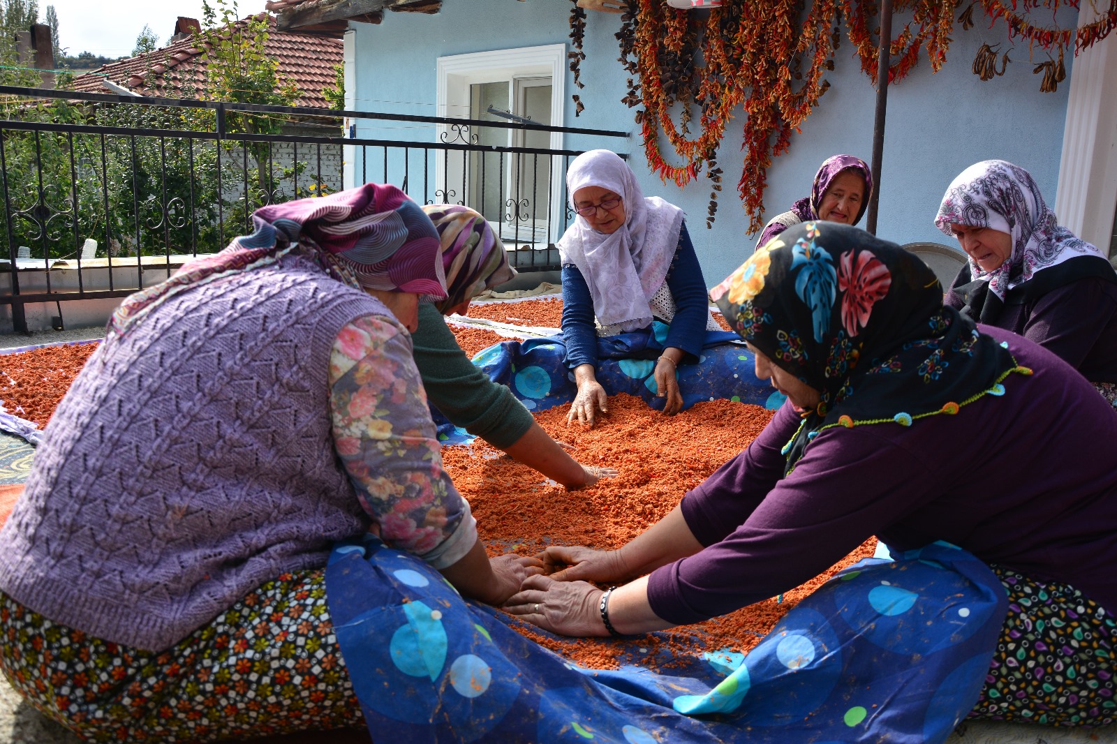 Demirci’de 16 Çeşit Sebzeyle Yapılan Şifalı Tarhana Kışa Hazırlanıyor