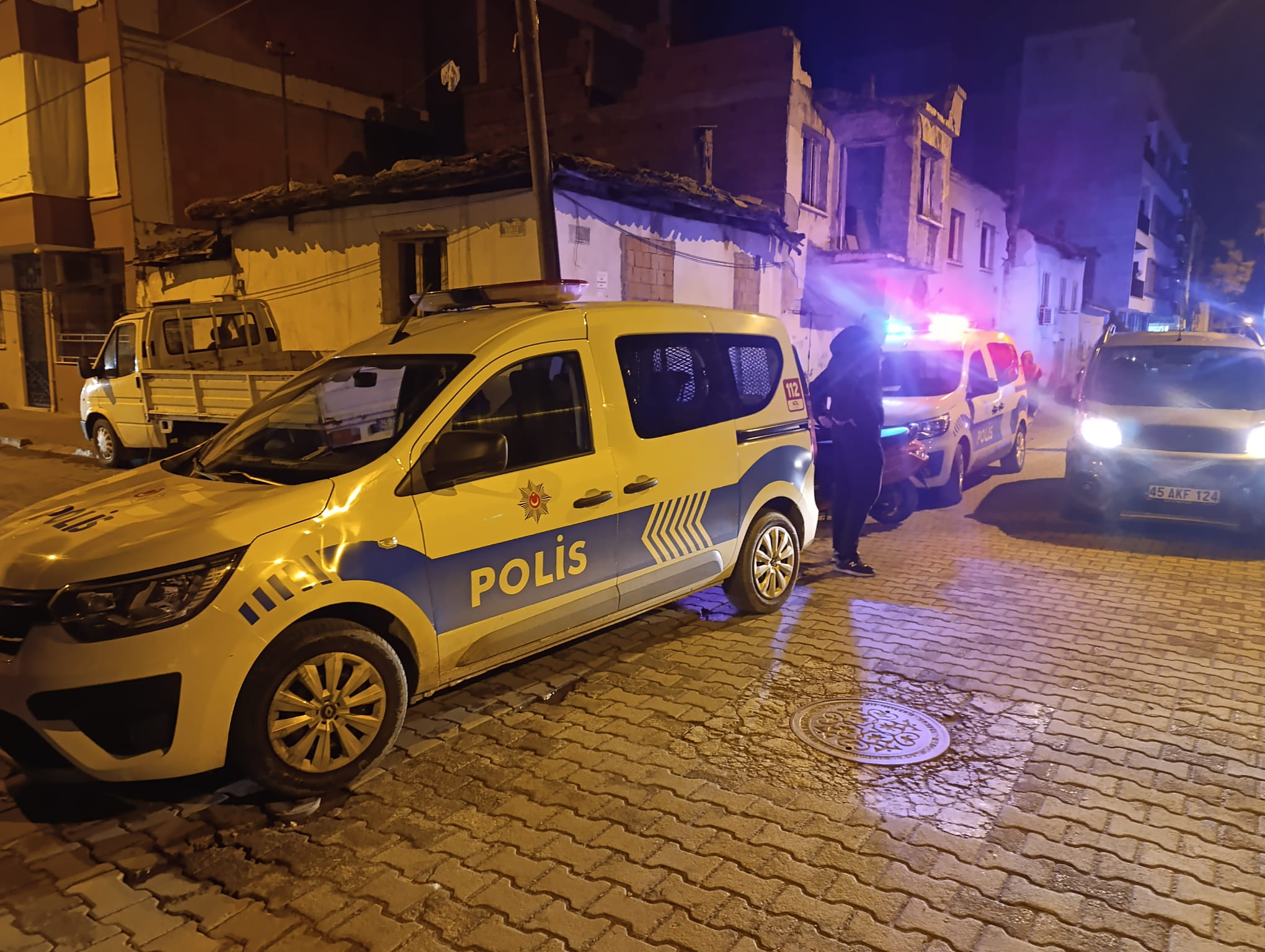 Silahlı kavgada 1'i kazara 3 genç yaralı! 1 şüpheli gözaltında