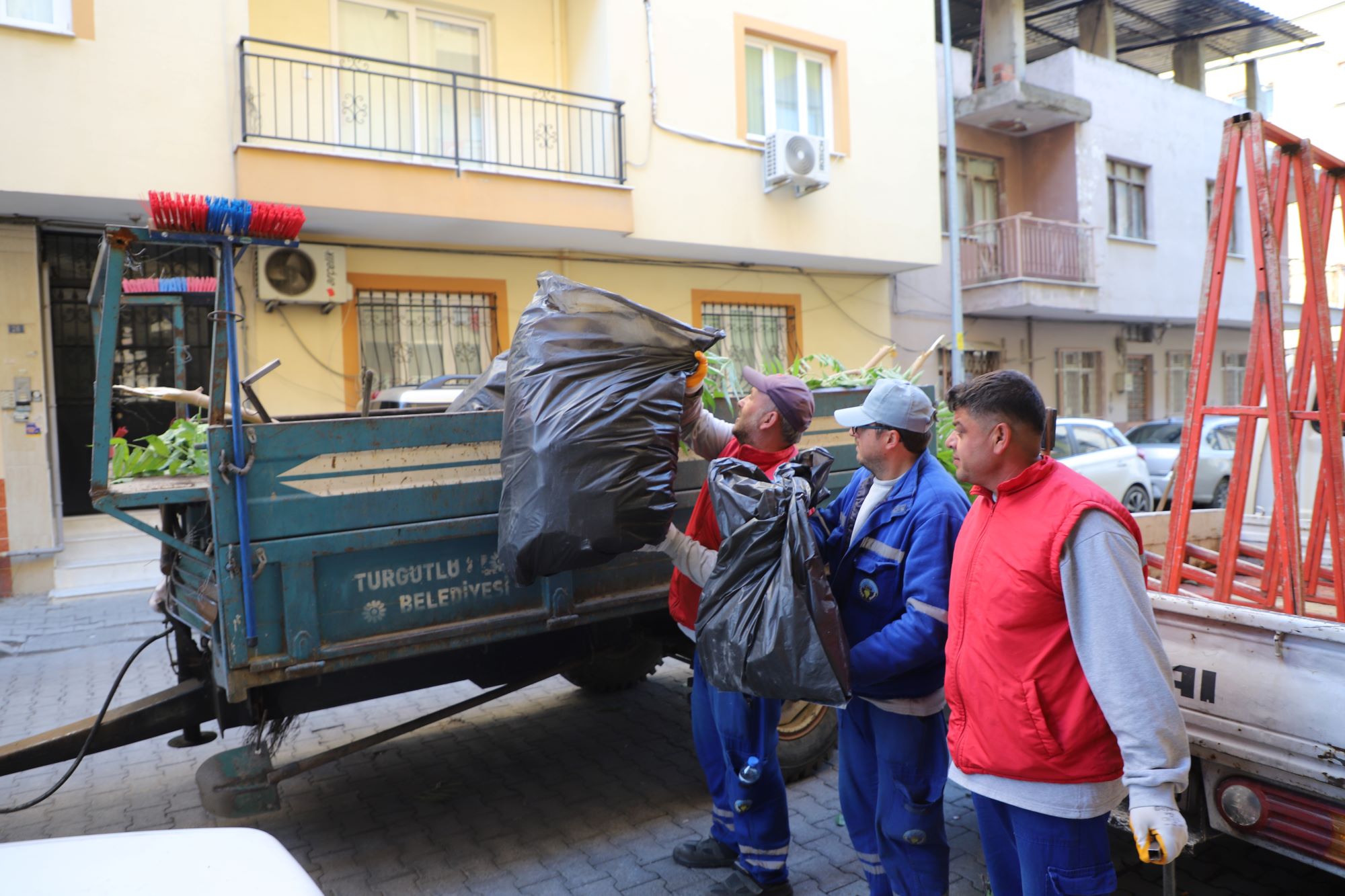Kokudan durulmuyordu: Turgutlu'da çöp ev temizlendi!