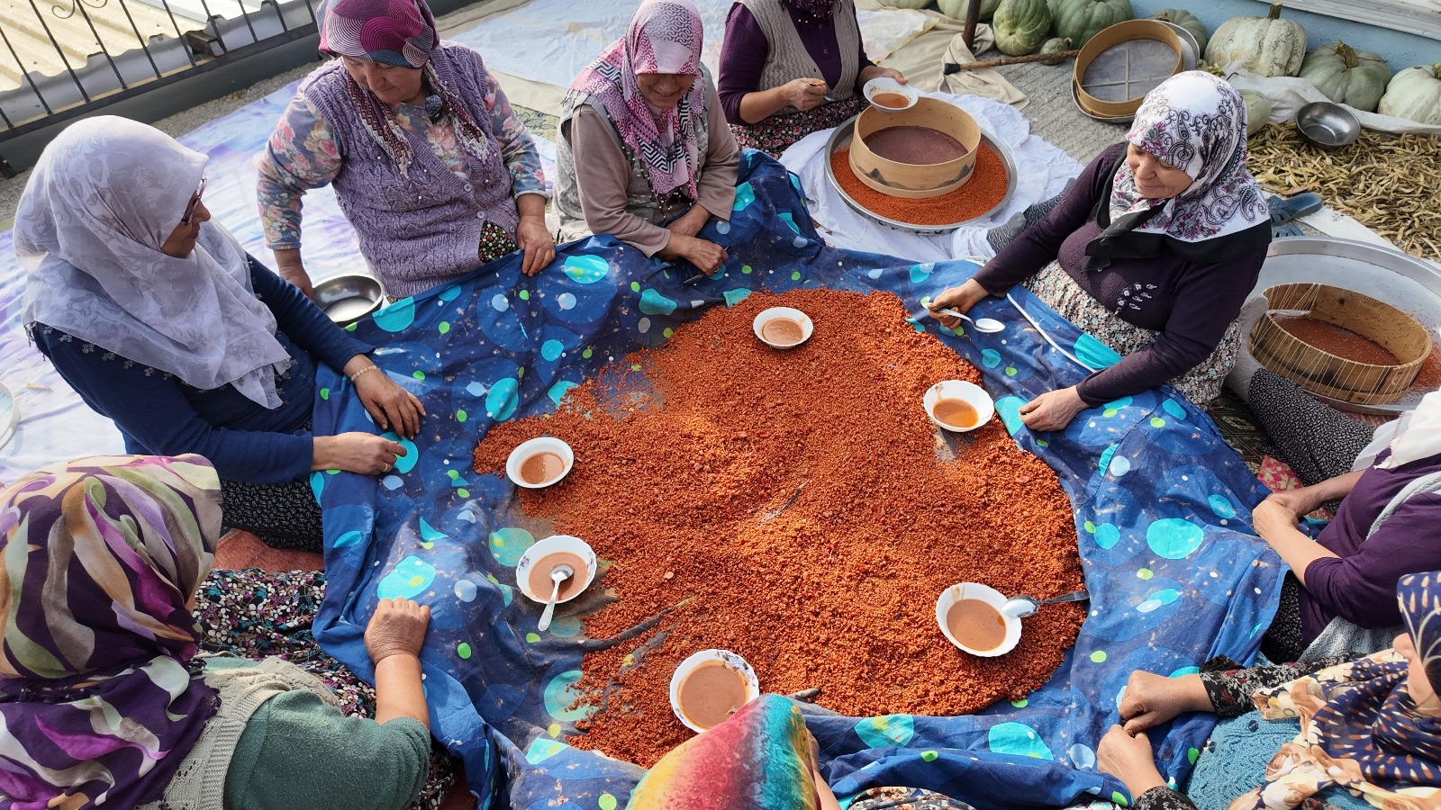 Demirci’de 16 Çeşit Sebzeyle Yapılan Şifalı Tarhana Kışa Hazırlanıyor