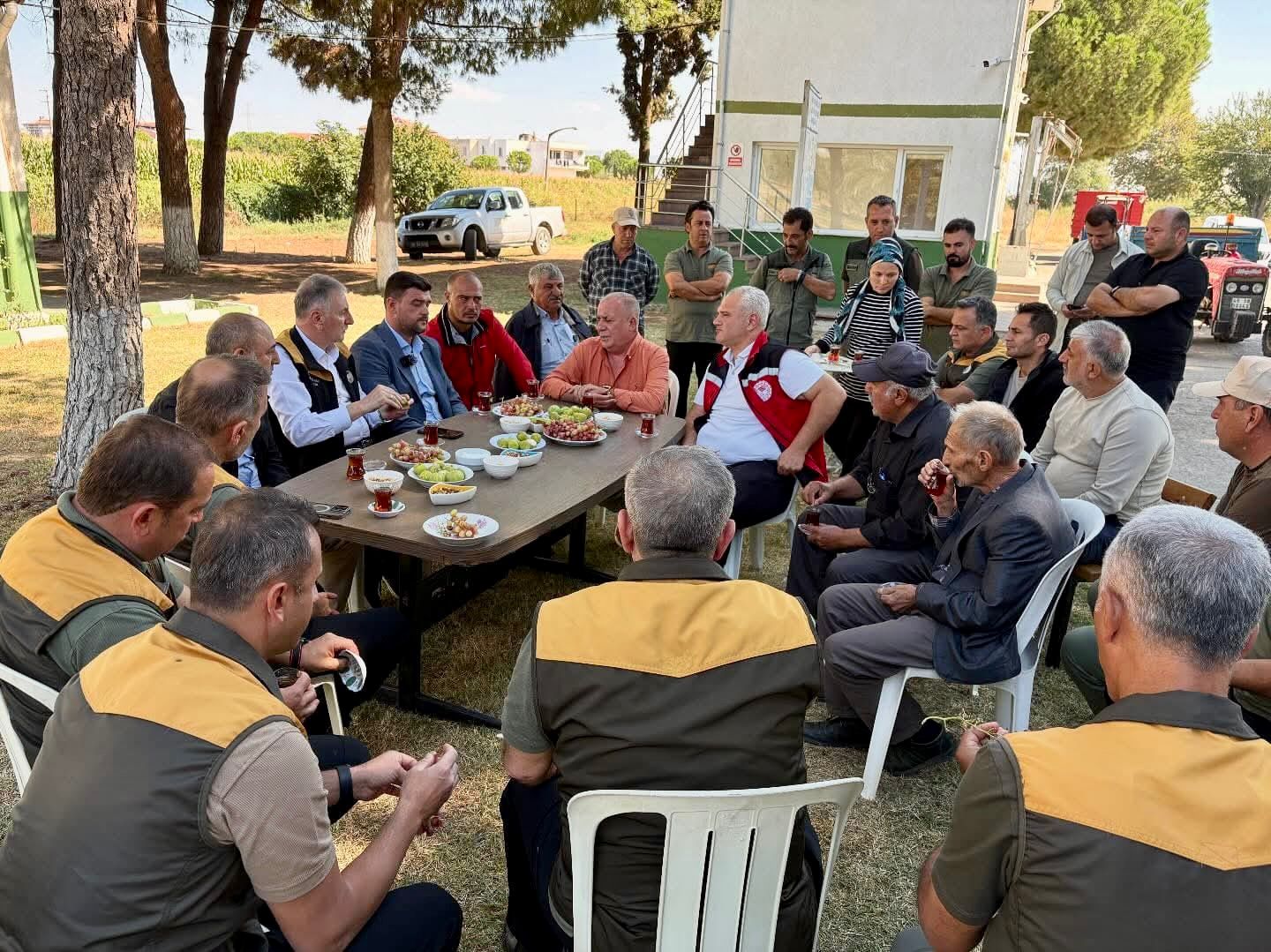 TMO Genel Müdürü Güldal Turgutlu'da üzüm alım merkezinde