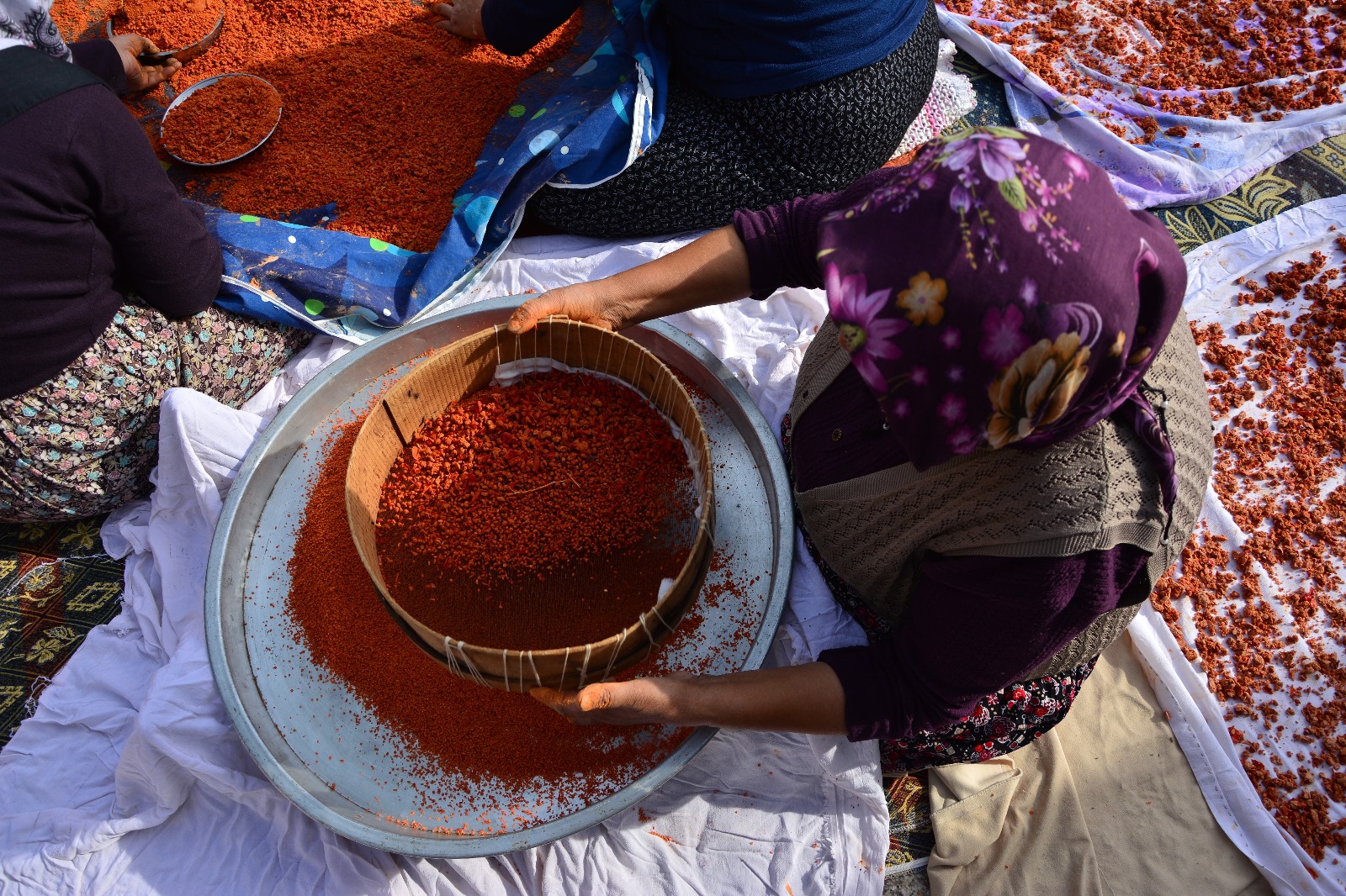 Demirci’de 16 Çeşit Sebzeyle Yapılan Şifalı Tarhana Kışa Hazırlanıyor