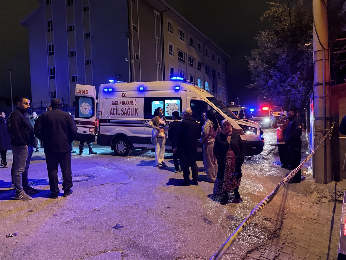 Düğün hazırlığı yaptıkları evin tavanı çöktü: 6 yaralı