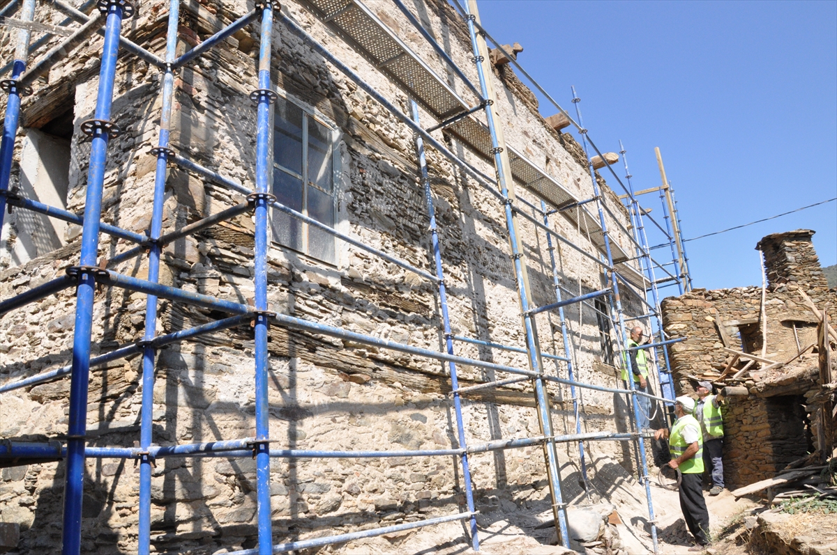 8 kişinin yaşadığı 'Hayalet Köy'deki tarihi cami restore ediliyor