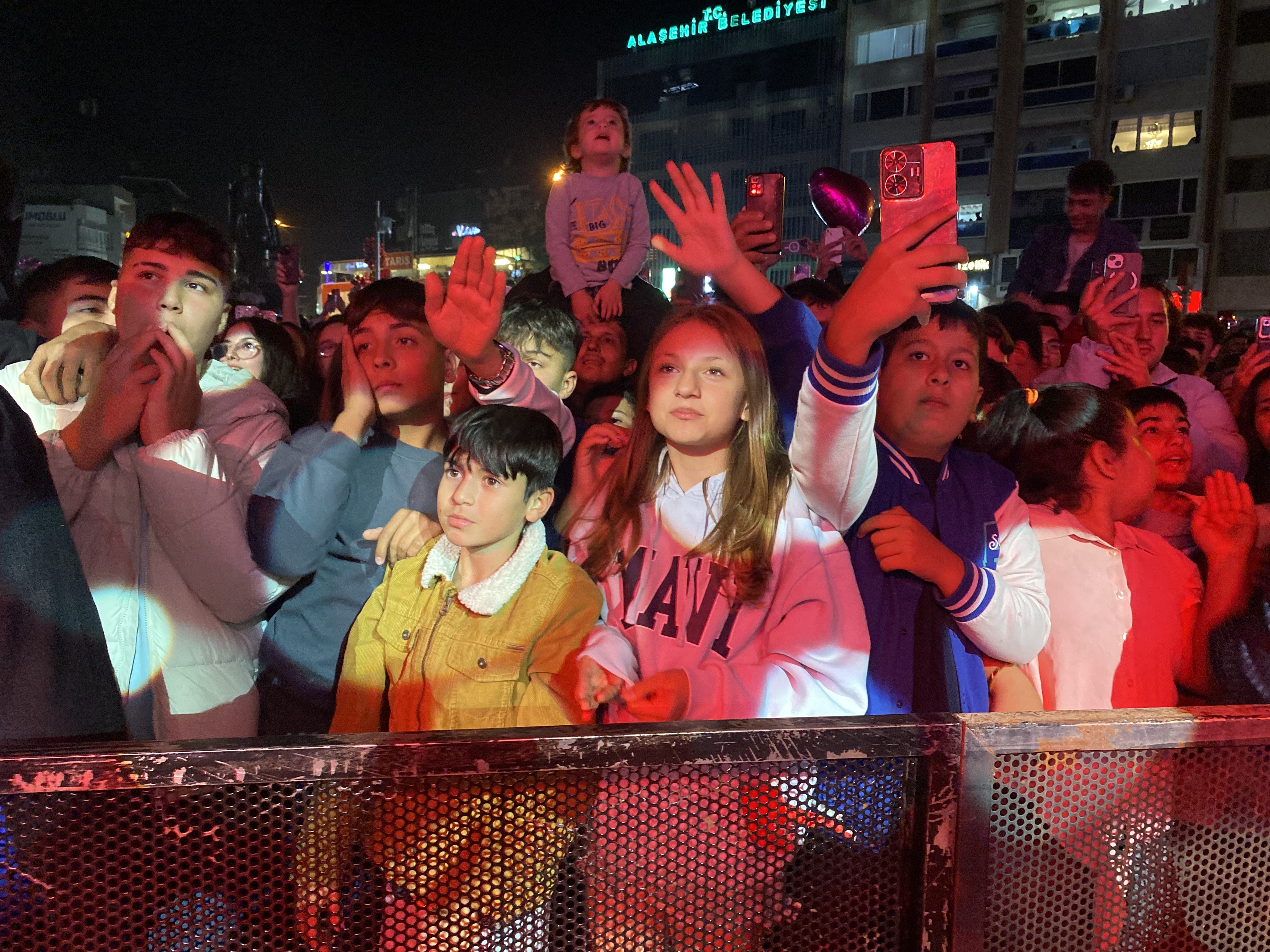 Ertelenen Aleyna Tilki Konseri Alaşehir’de Coşkuyla Gerçekleşti