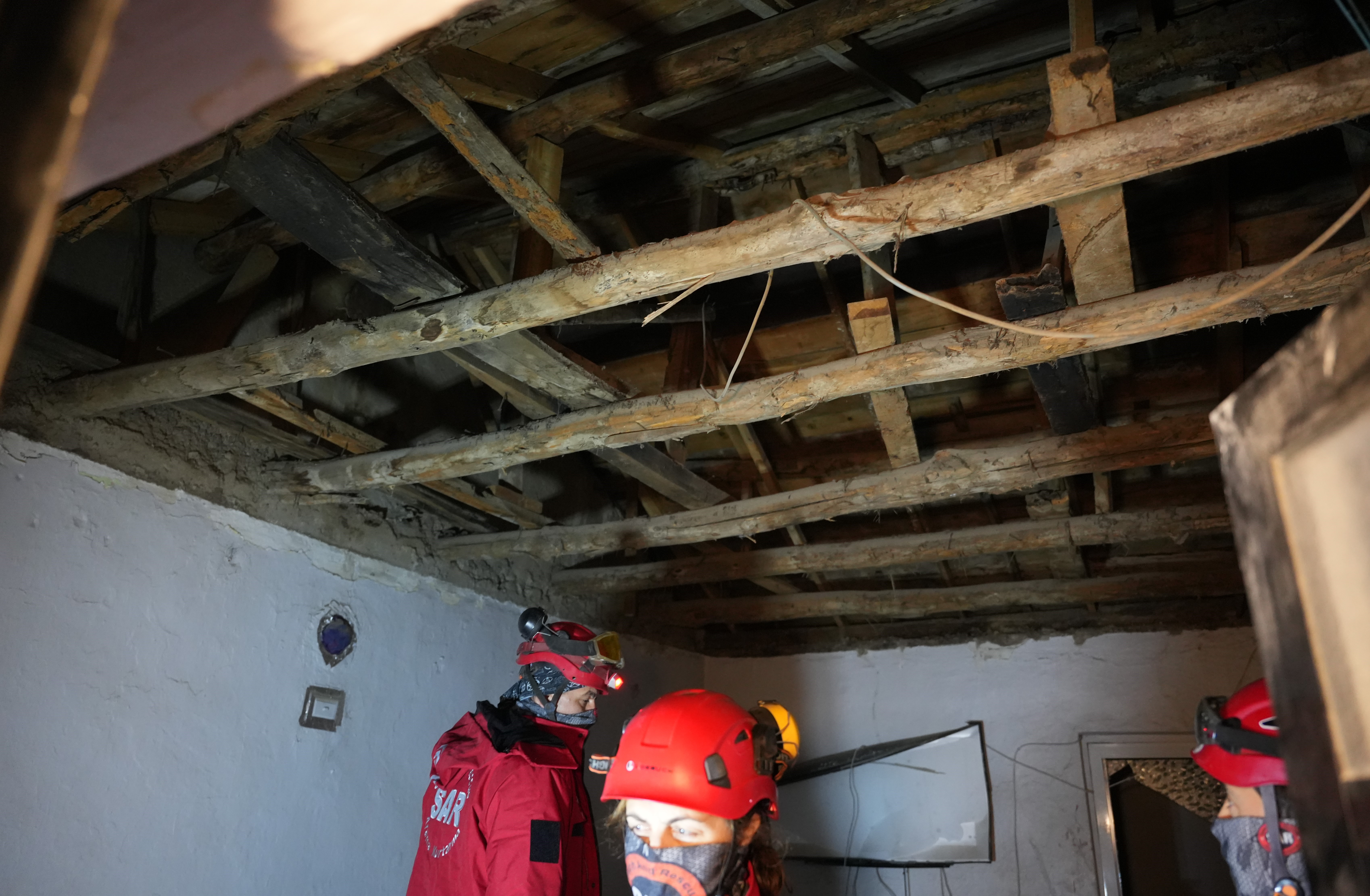 Düğün hazırlığı yaptıkları evin tavanı çöktü: 6 yaralı