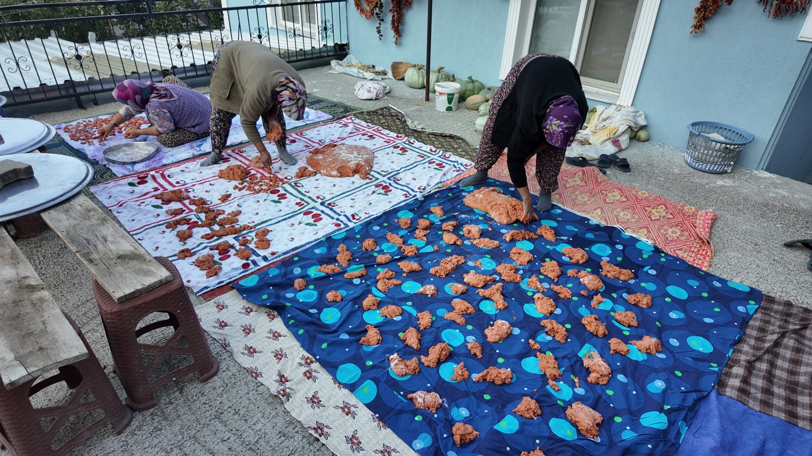 Demirci’de 16 Çeşit Sebzeyle Yapılan Şifalı Tarhana Kışa Hazırlanıyor