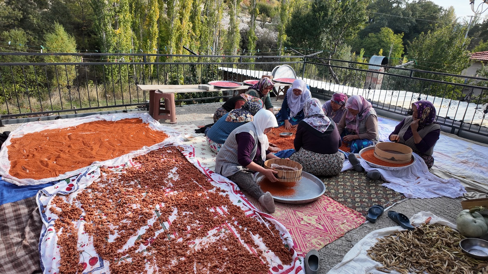 Demirci’de 16 Çeşit Sebzeyle Yapılan Şifalı Tarhana Kışa Hazırlanıyor