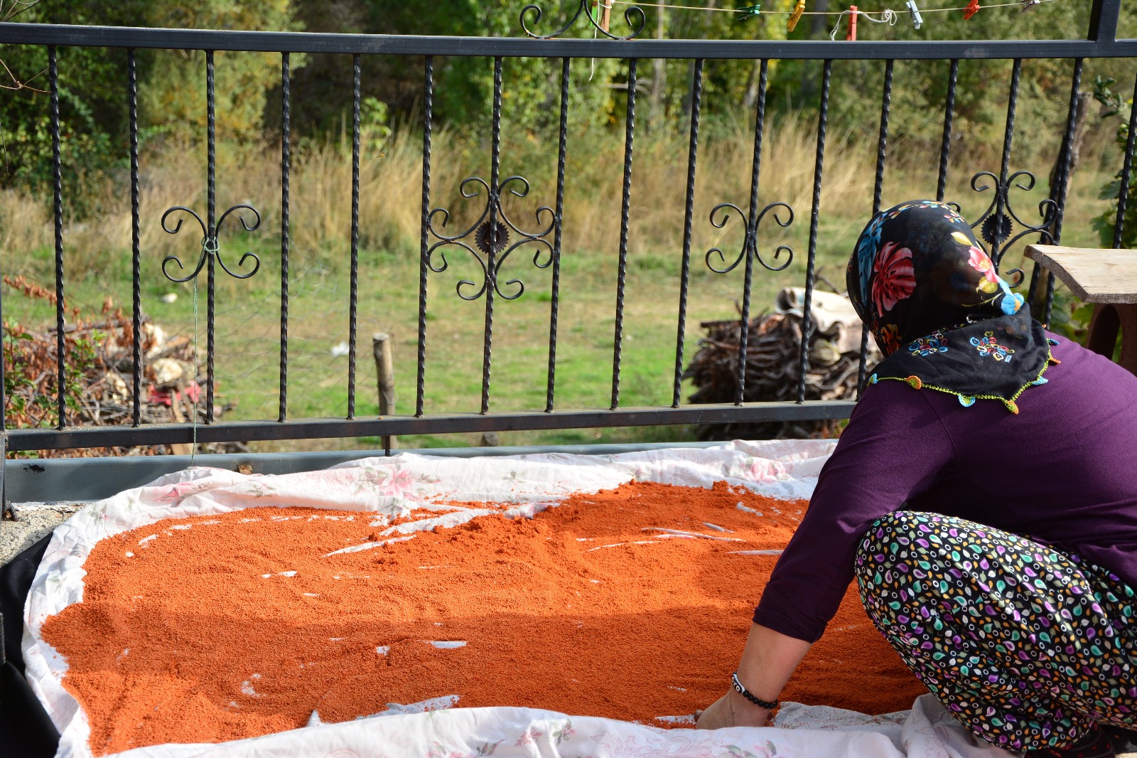 Demirci’de 16 Çeşit Sebzeyle Yapılan Şifalı Tarhana Kışa Hazırlanıyor