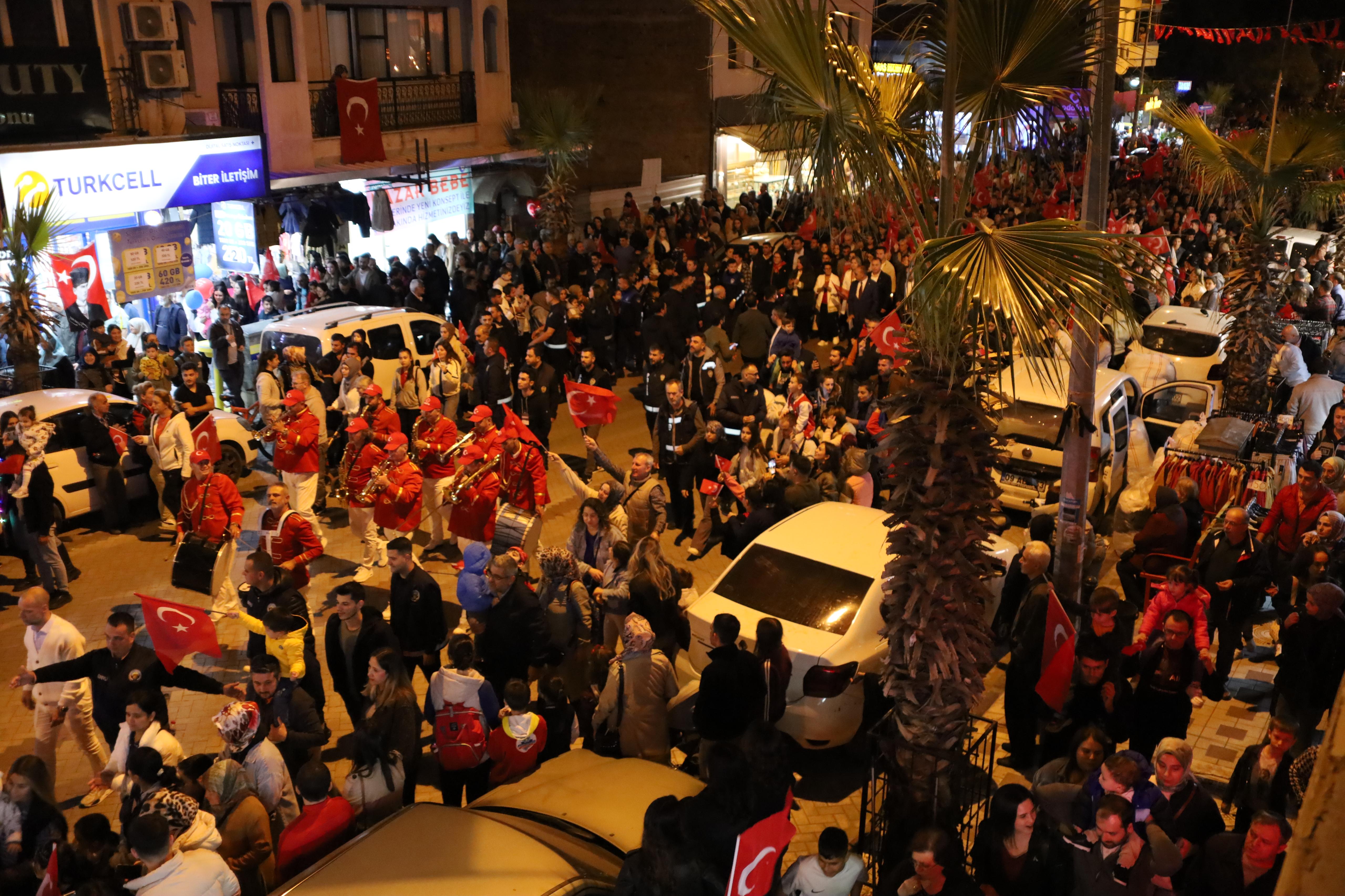 Turgutlu’da Cumhuriyet Coşkusu sokaklara taştı