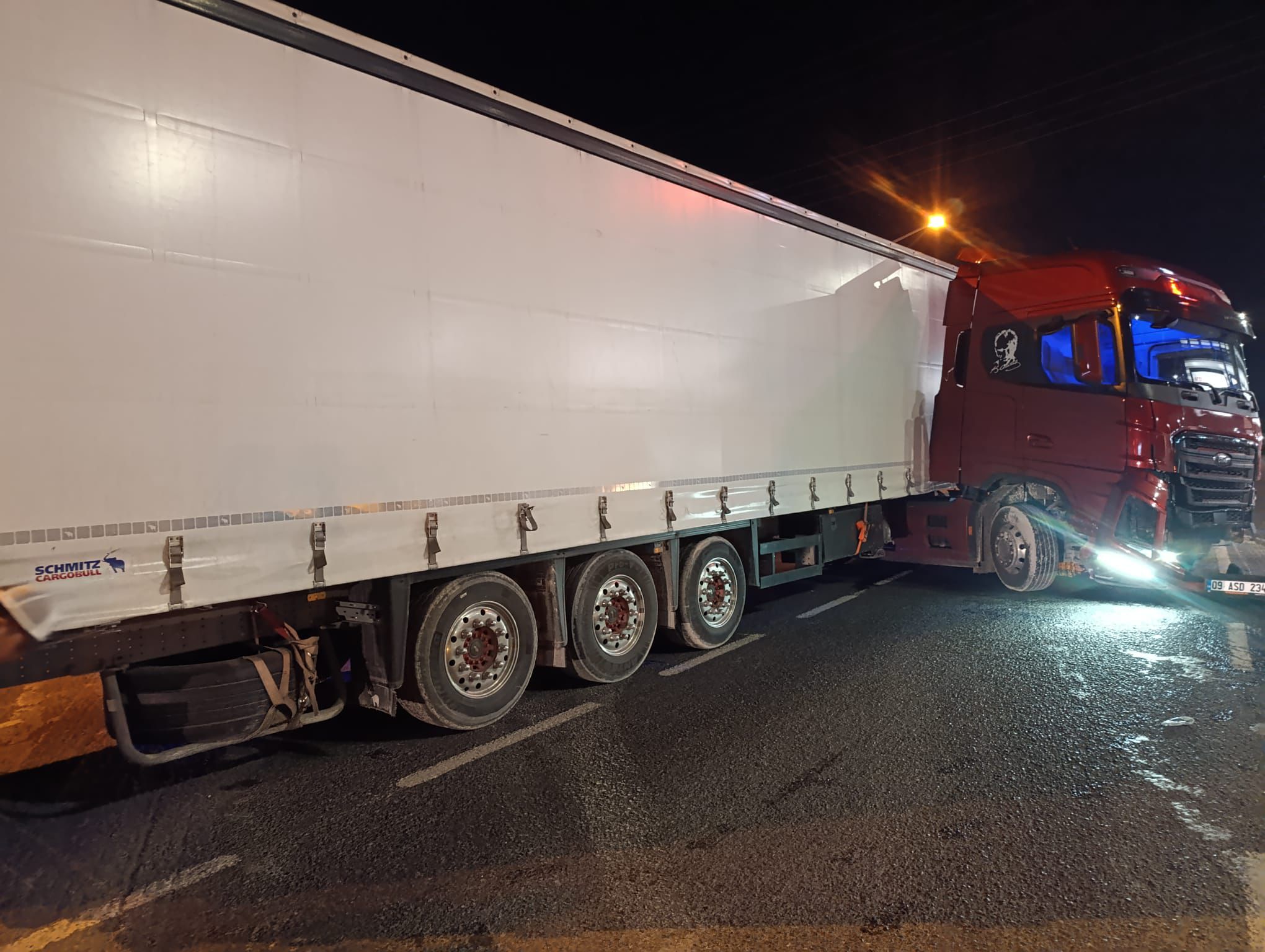 Turgutlu'da TIR ile otomobil çarpıştı: 1 ölü 3 yaralı