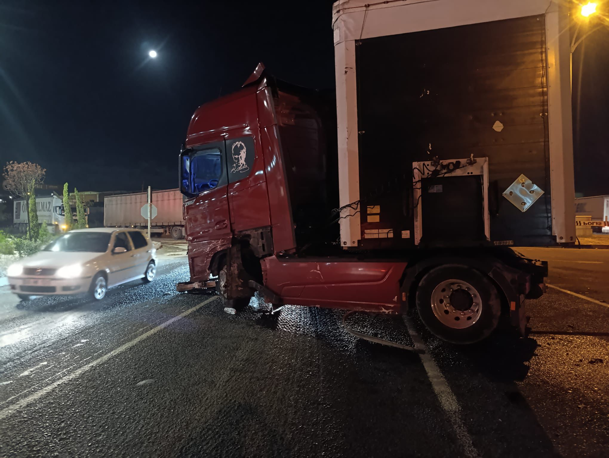 Turgutlu'da TIR ile otomobil çarpıştı: 1 ölü 3 yaralı