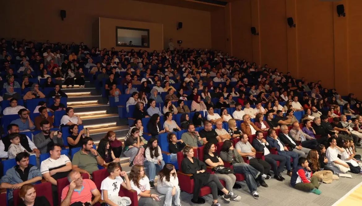 Ekrem Gürel Kültür Merkezi’nde tiyatro perdesi açıldı