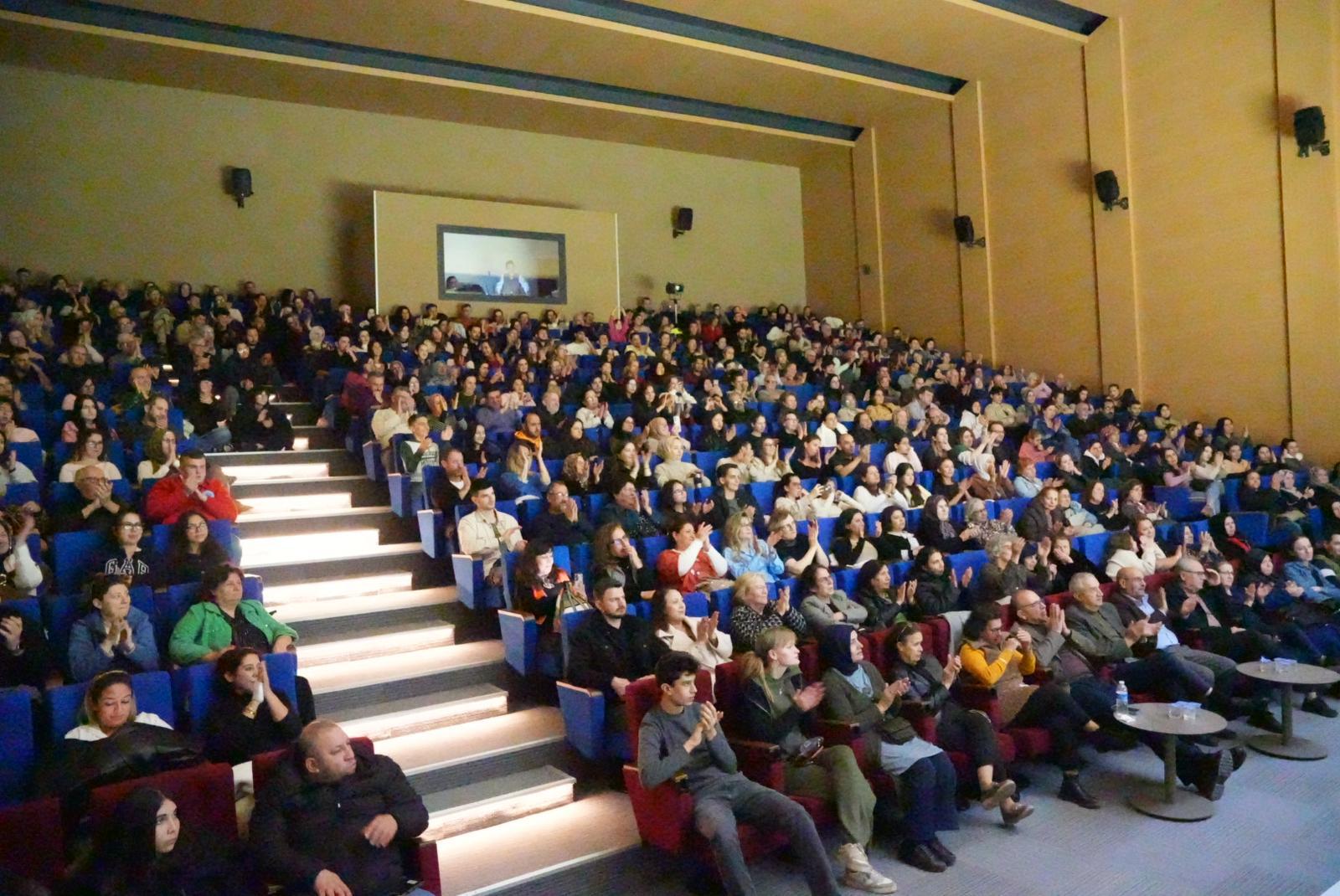 Turgutlu Belediyesi Tiyatro Ekibi Performansıyla Büyük Beğeni Topladı