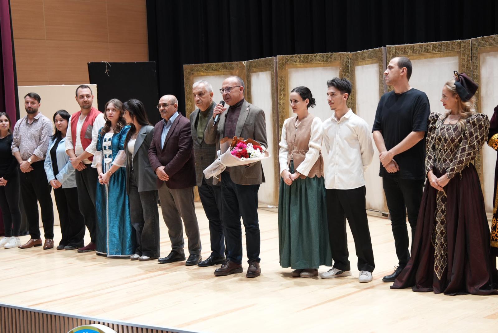 Turgutlu Belediyesi Tiyatro Ekibi Performansıyla Büyük Beğeni Topladı