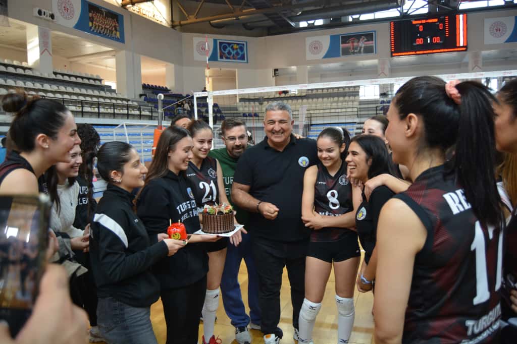 Turgutlu Belediyesi Kadın Voleybol Takımından Taraftarı Önünde Net Galibiyet