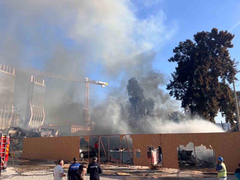 Şantiyede yangın, gökyüzünü siyah dumanlar kapladı!