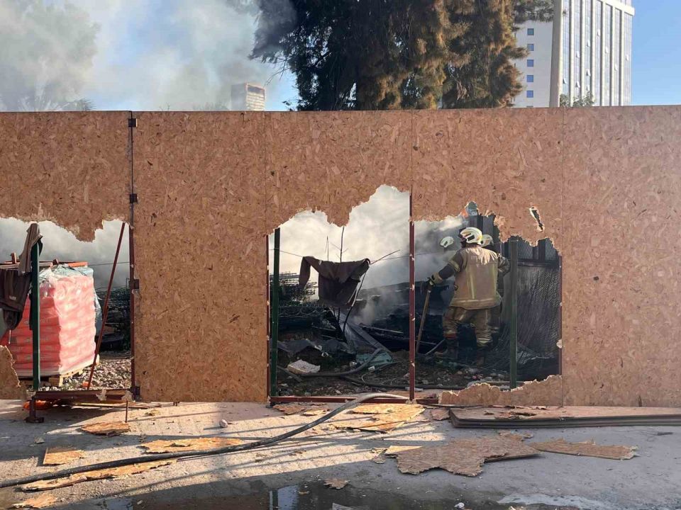 Şantiyede yangın, gökyüzünü siyah dumanlar kapladı!