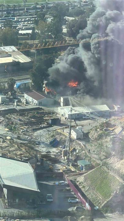 Şantiyede yangın, gökyüzünü siyah dumanlar kapladı!