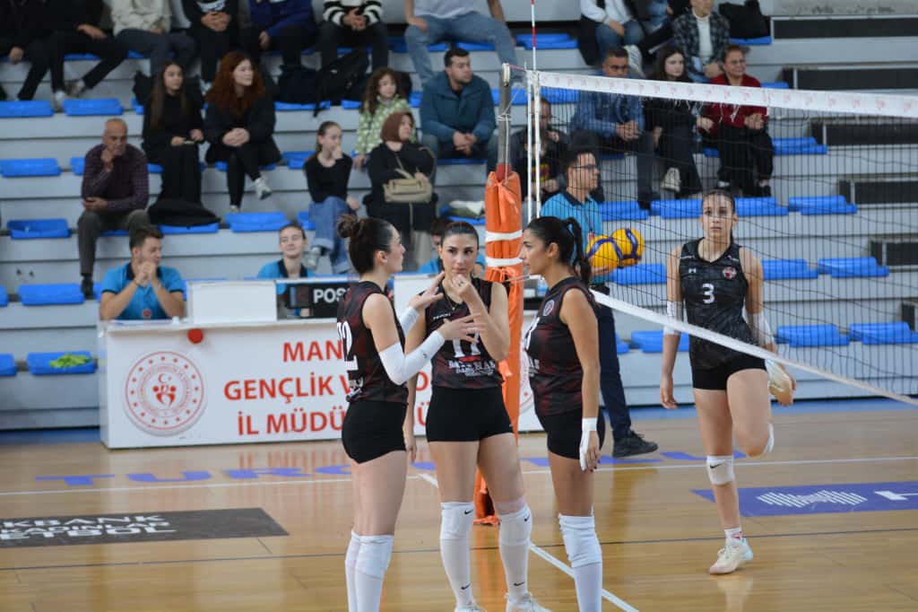 Turgutlu Belediyesi Kadın Voleybol Takımından Taraftarı Önünde Net Galibiyet
